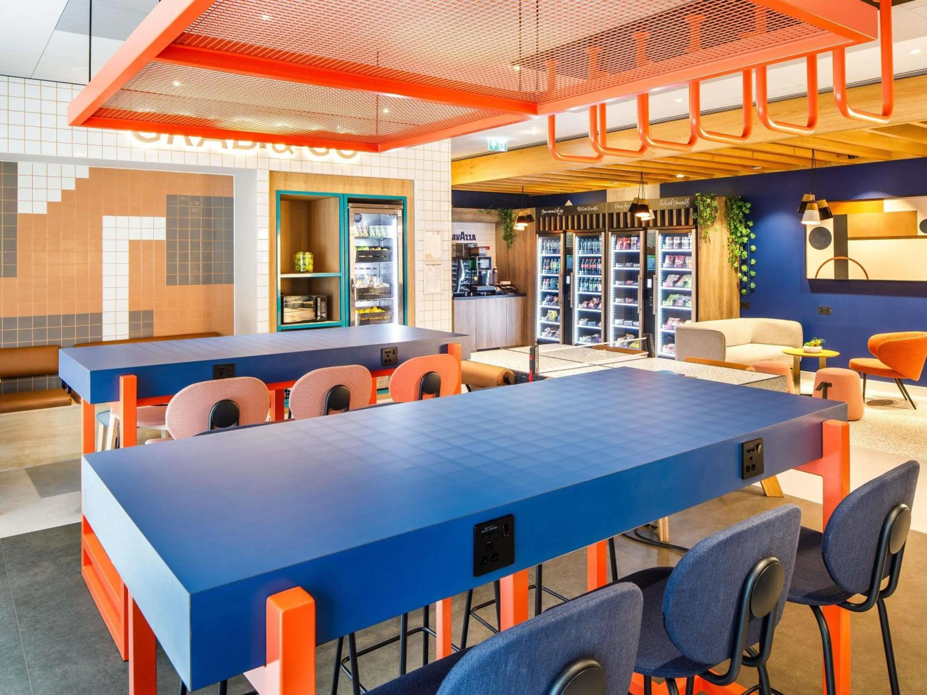 Lounge or bar in ibis budget Manchester Airport T2