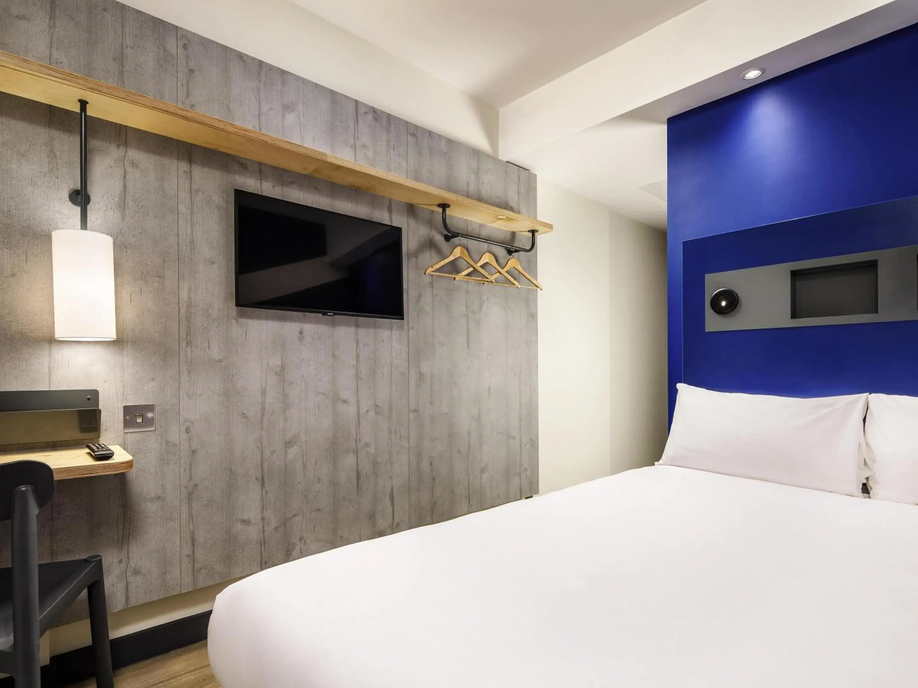 Bedroom, Bed in ibis budget Manchester Airport T2 Bedroom, Bed in ibis budget Manchester Airport T2