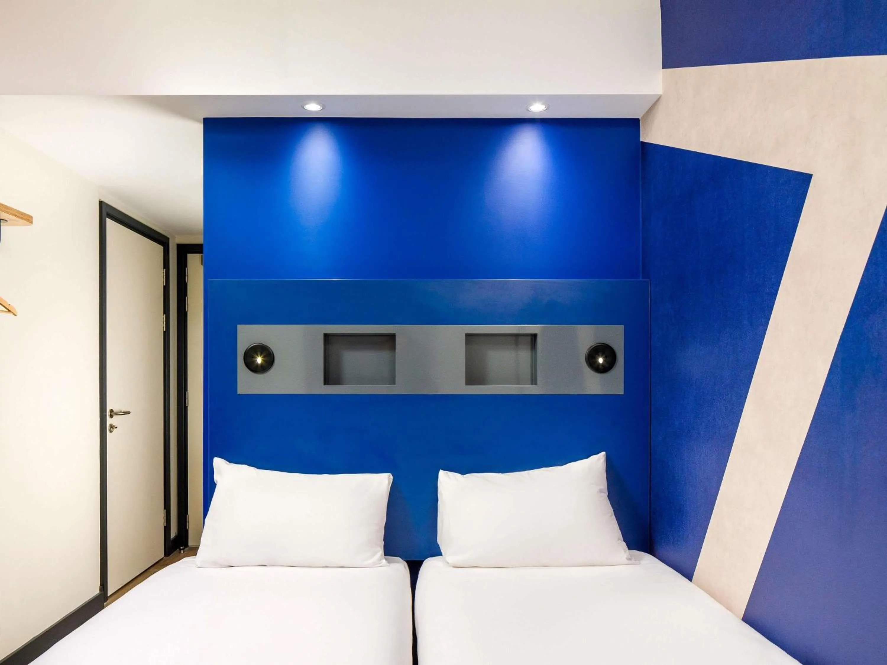 Bedroom, Bed in ibis budget Manchester Airport T2