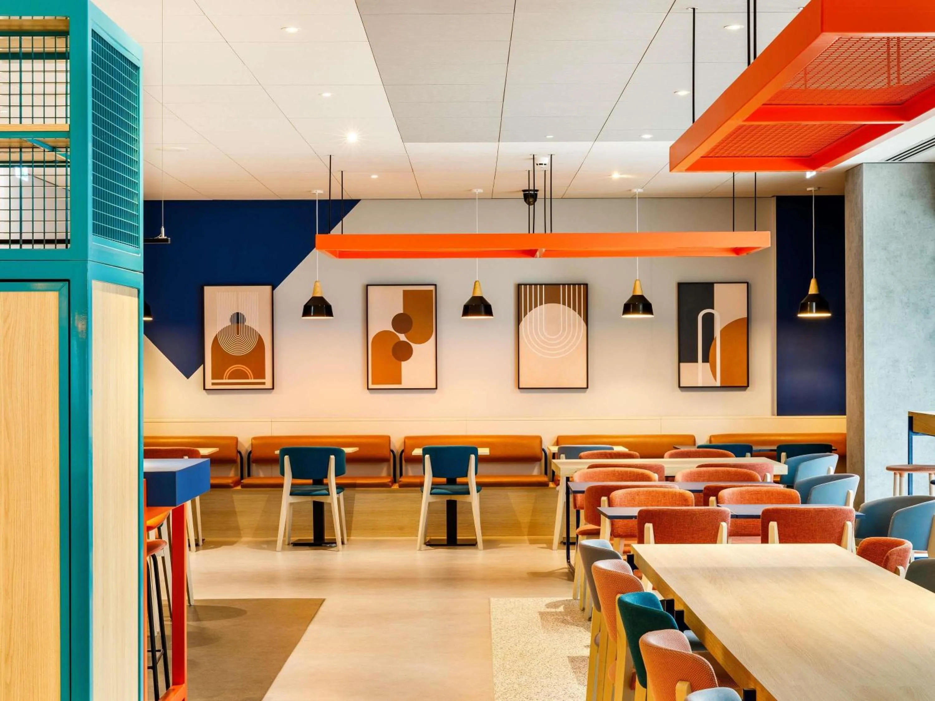 Lounge or bar in ibis budget Manchester Airport T2