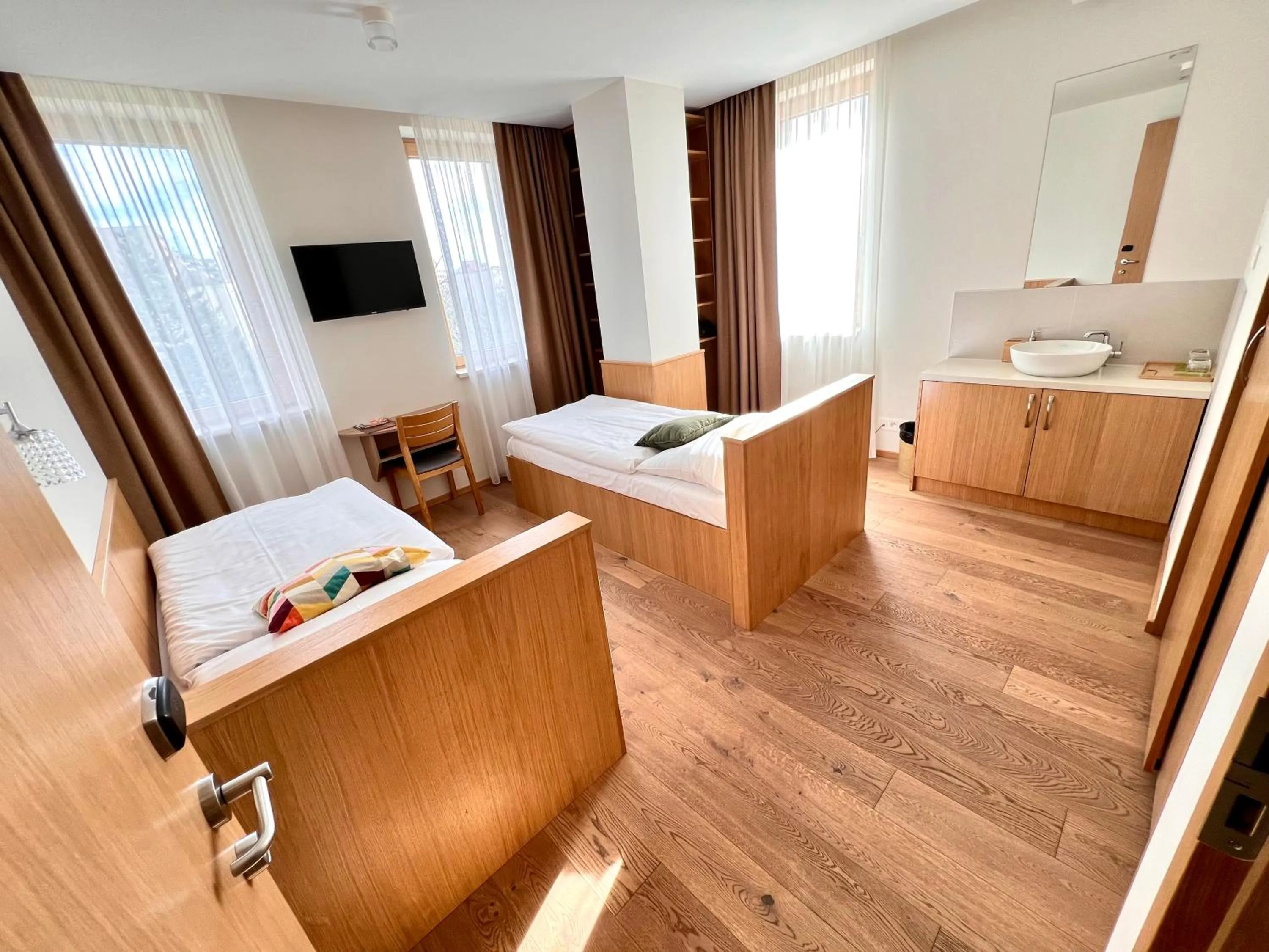 Photo of the whole room, Bed in RAJ zdravia