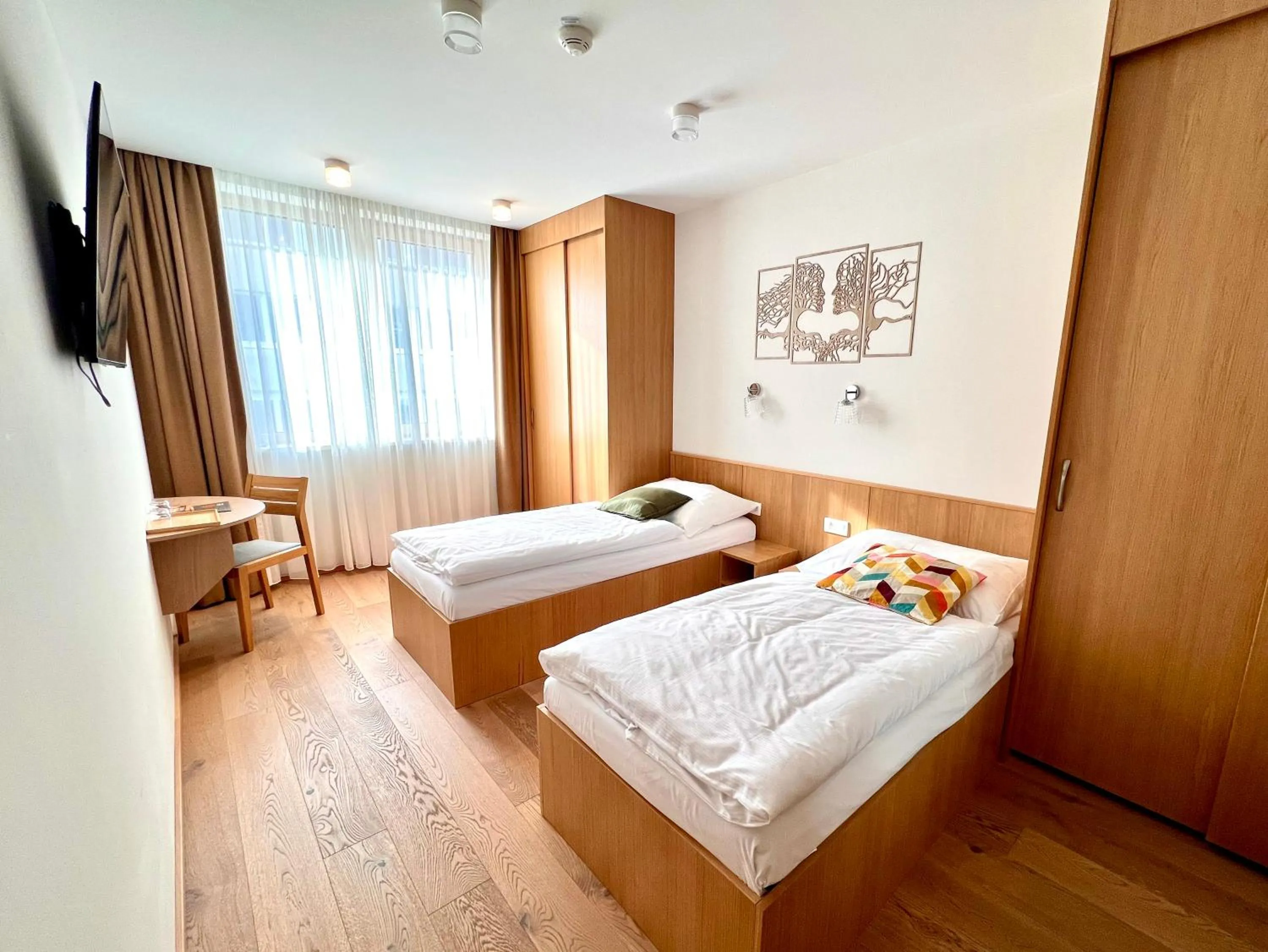 Photo of the whole room, Bed in RAJ zdravia