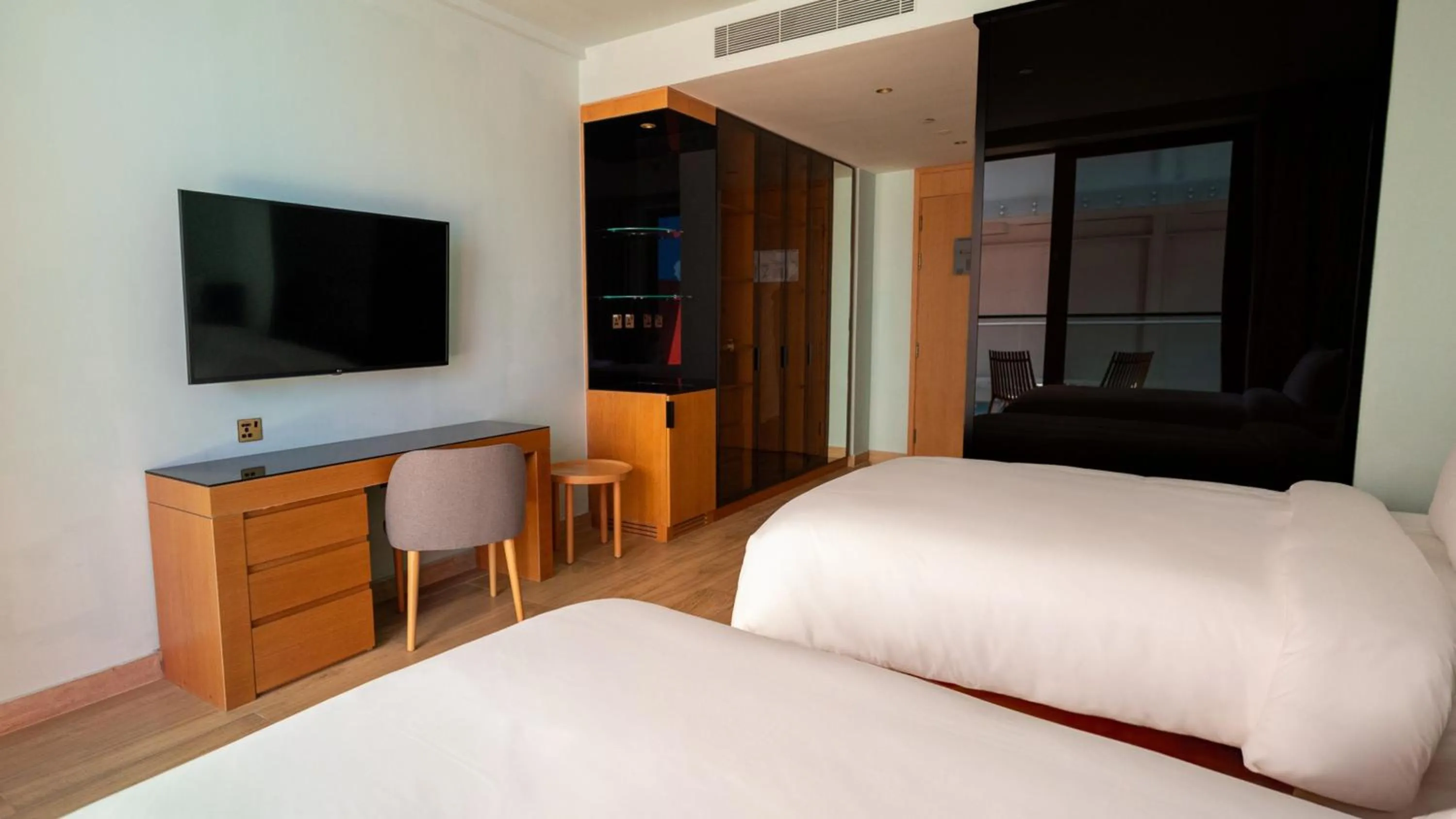 Photo of the whole room, Bed in Voco Dubai Monaco, The Heart of Europe by IHG-Adult only