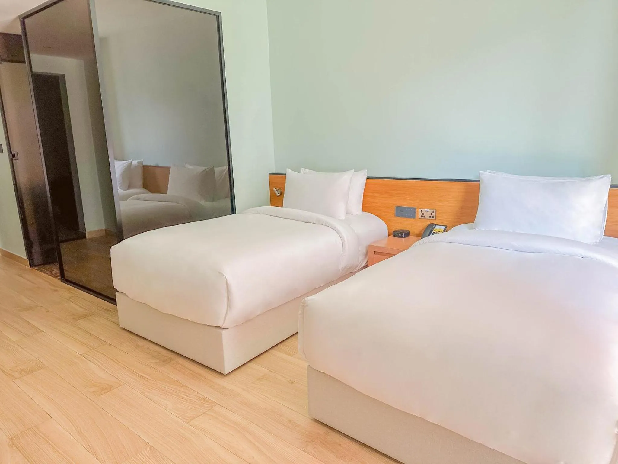 Photo of the whole room, Bed in Voco Dubai Monaco, The Heart of Europe by IHG-Adult only