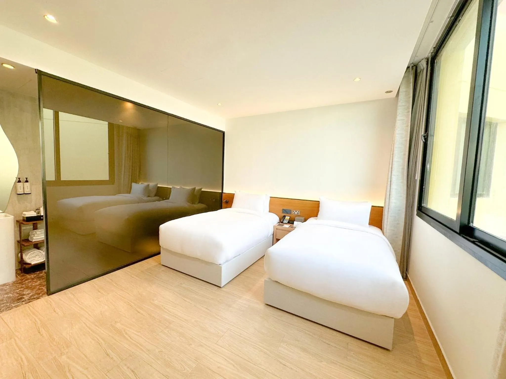 Photo of the whole room, Bed in Voco Dubai Monaco, The Heart of Europe by IHG-Adult only