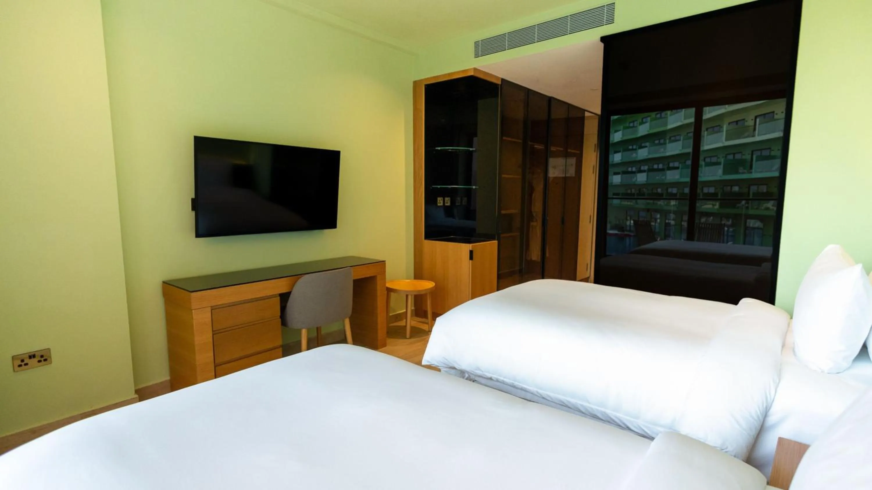 Photo of the whole room, Bed in Voco Dubai Monaco, The Heart of Europe by IHG-Adult only