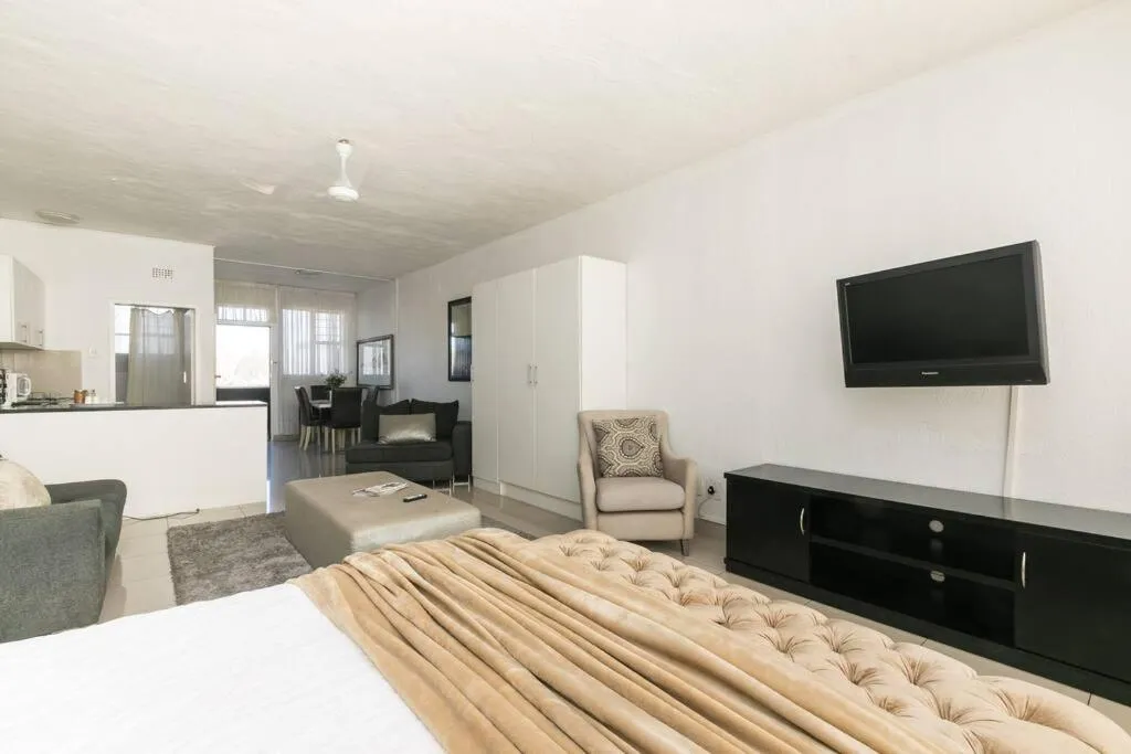 TV and multimedia in Inn & Out Sandton Park