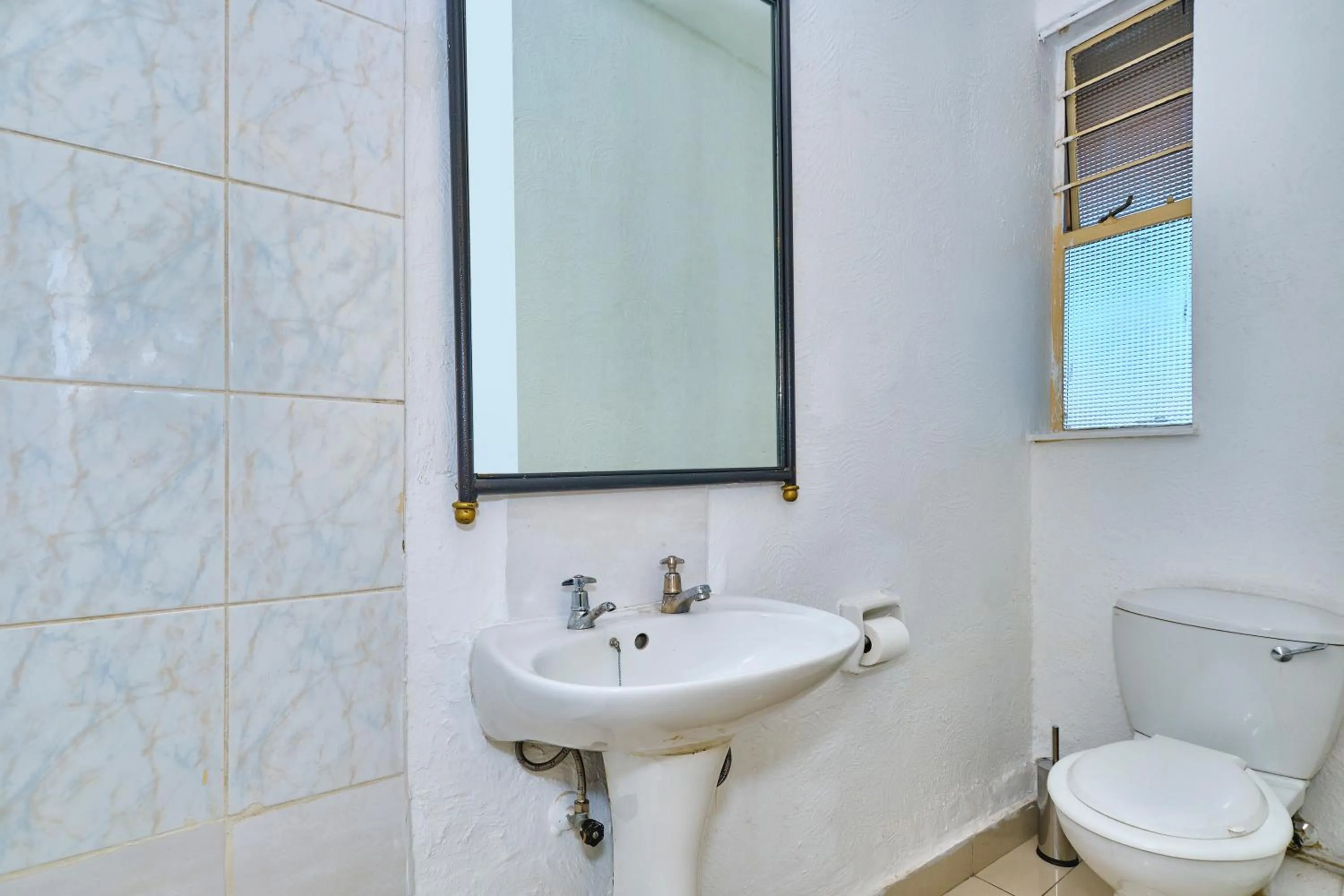 Toilet in Inn & Out Sandton Park