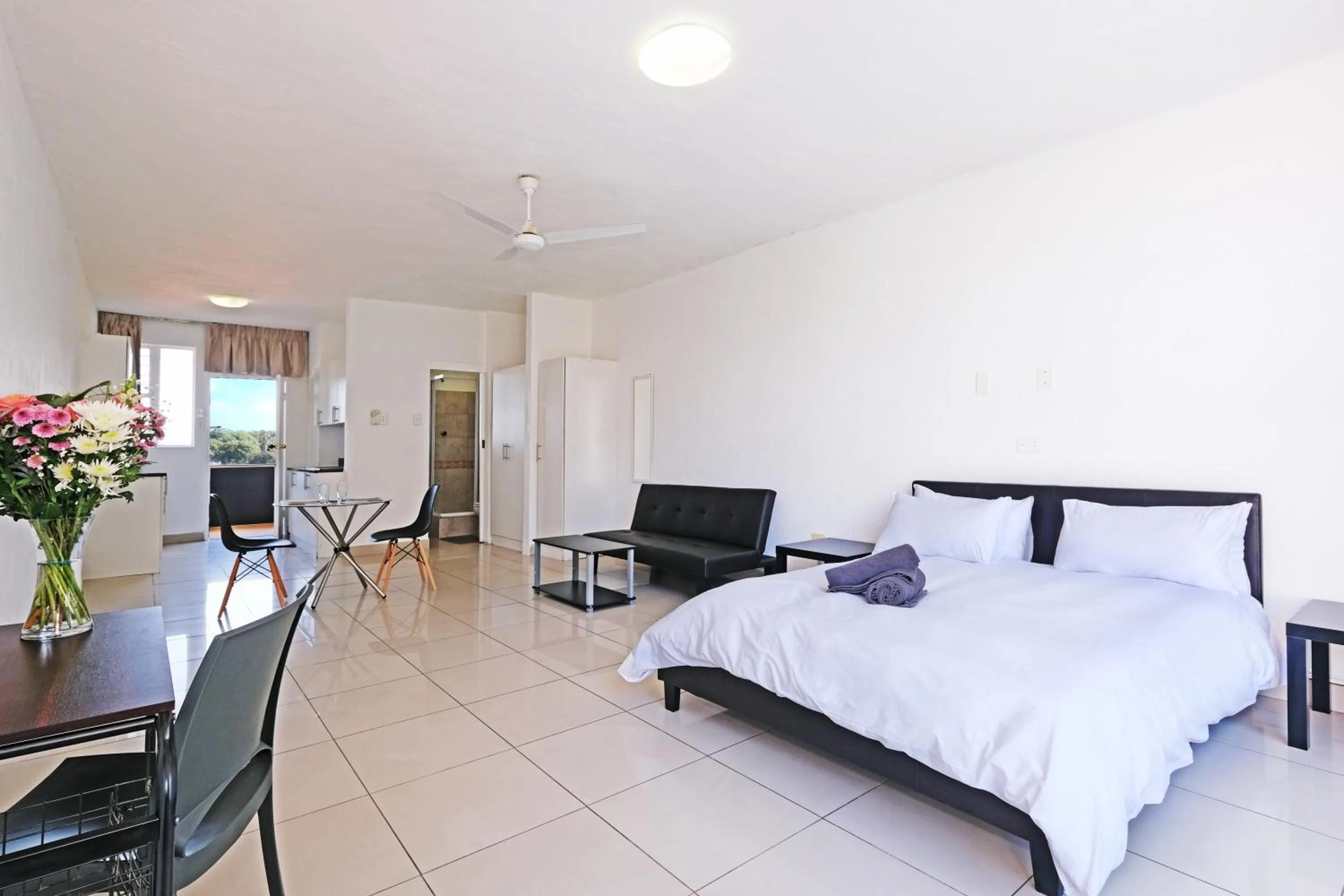 Photo of the whole room, Bed in Inn & Out Sandton Park