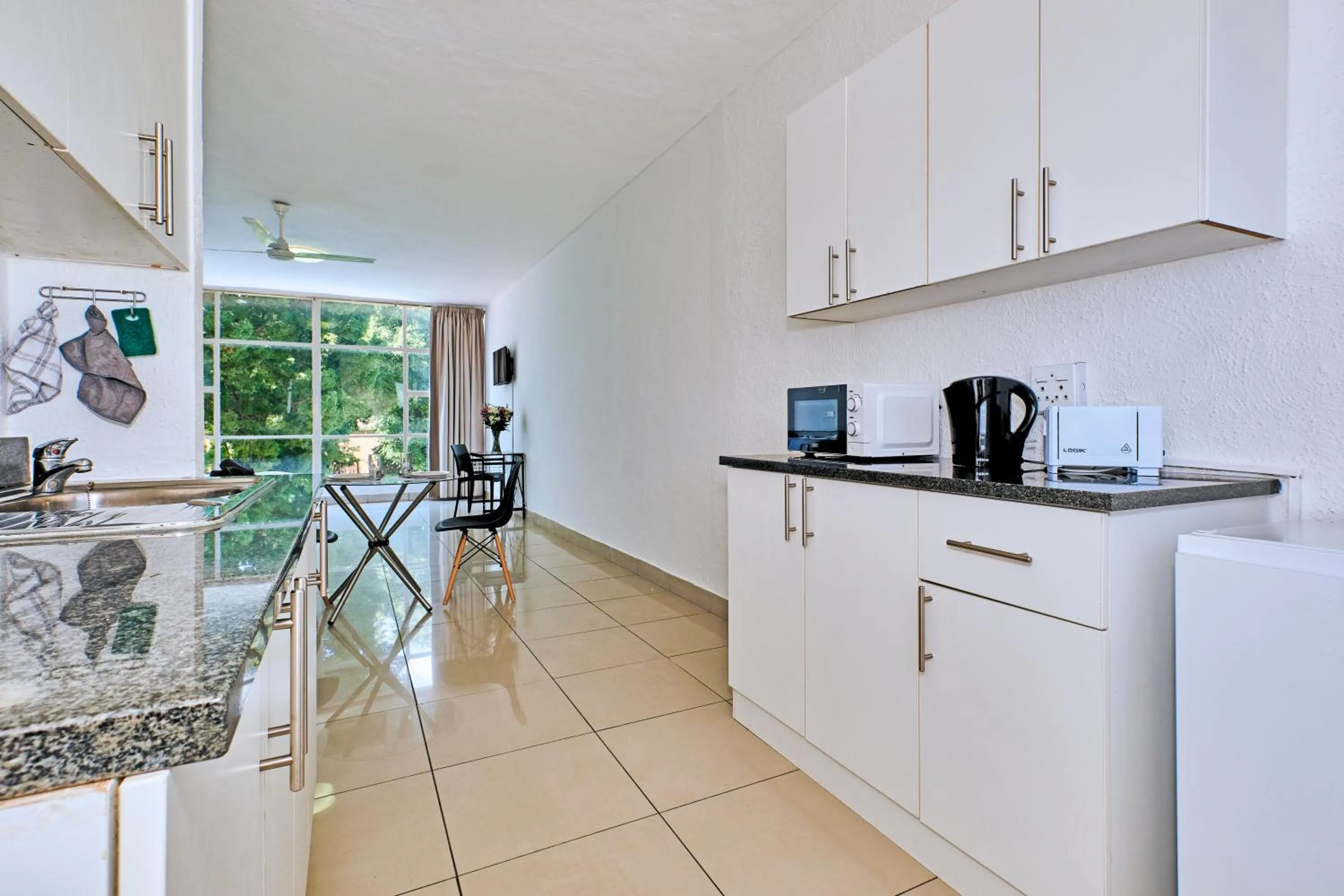 Kitchen or kitchenette in Inn & Out Sandton Park