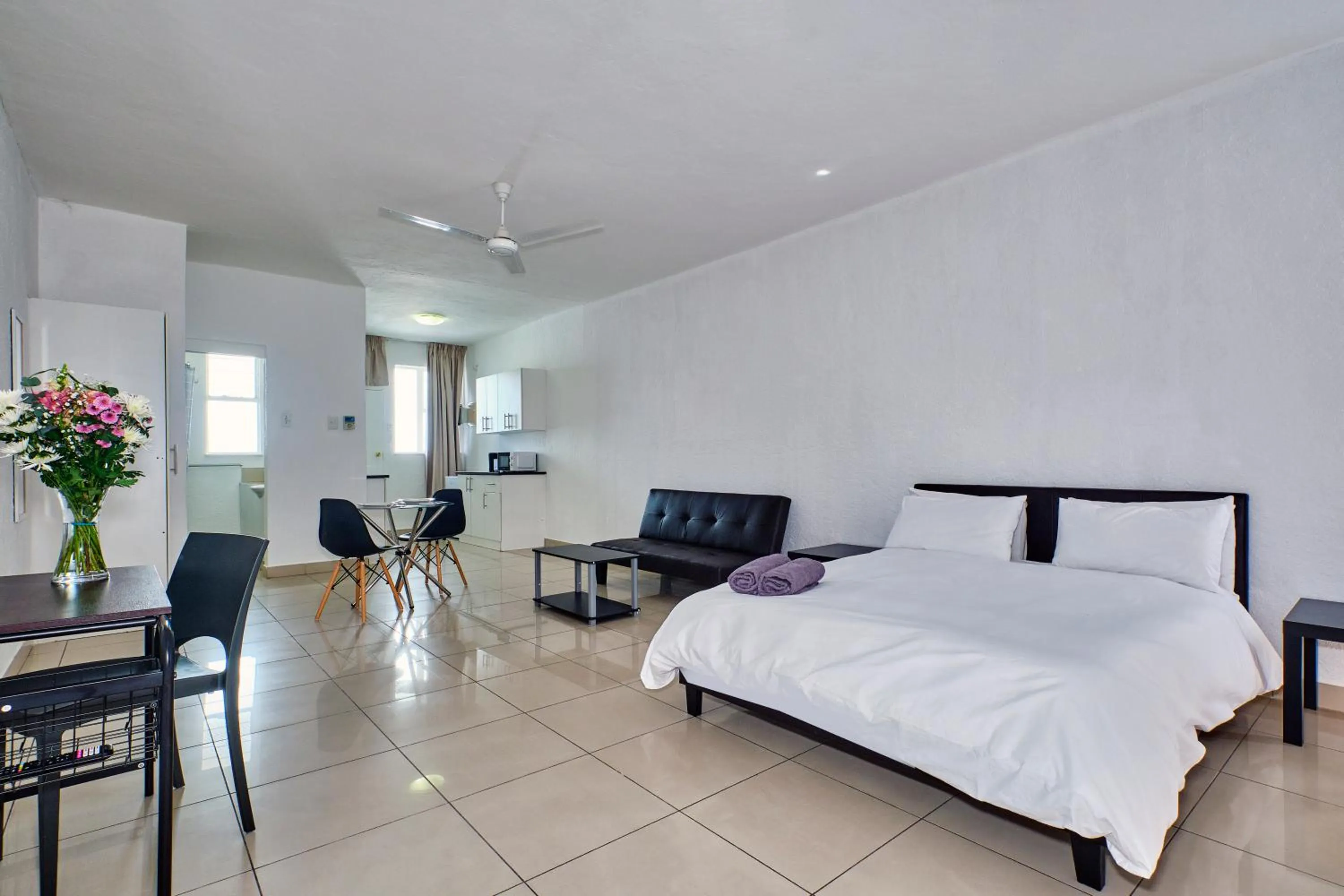 Photo of the whole room, Bed in Inn & Out Sandton Park