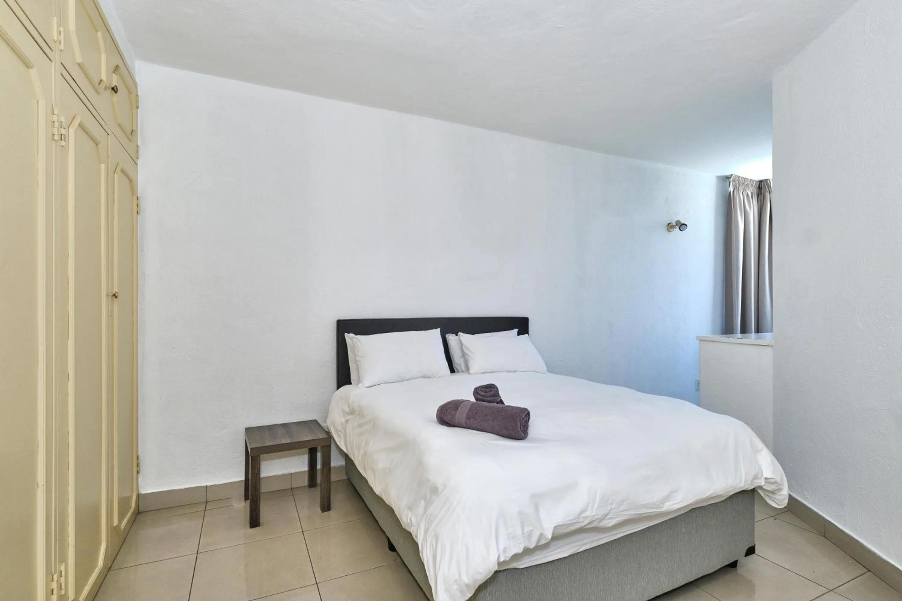 Bed in Inn & Out Sandton Park