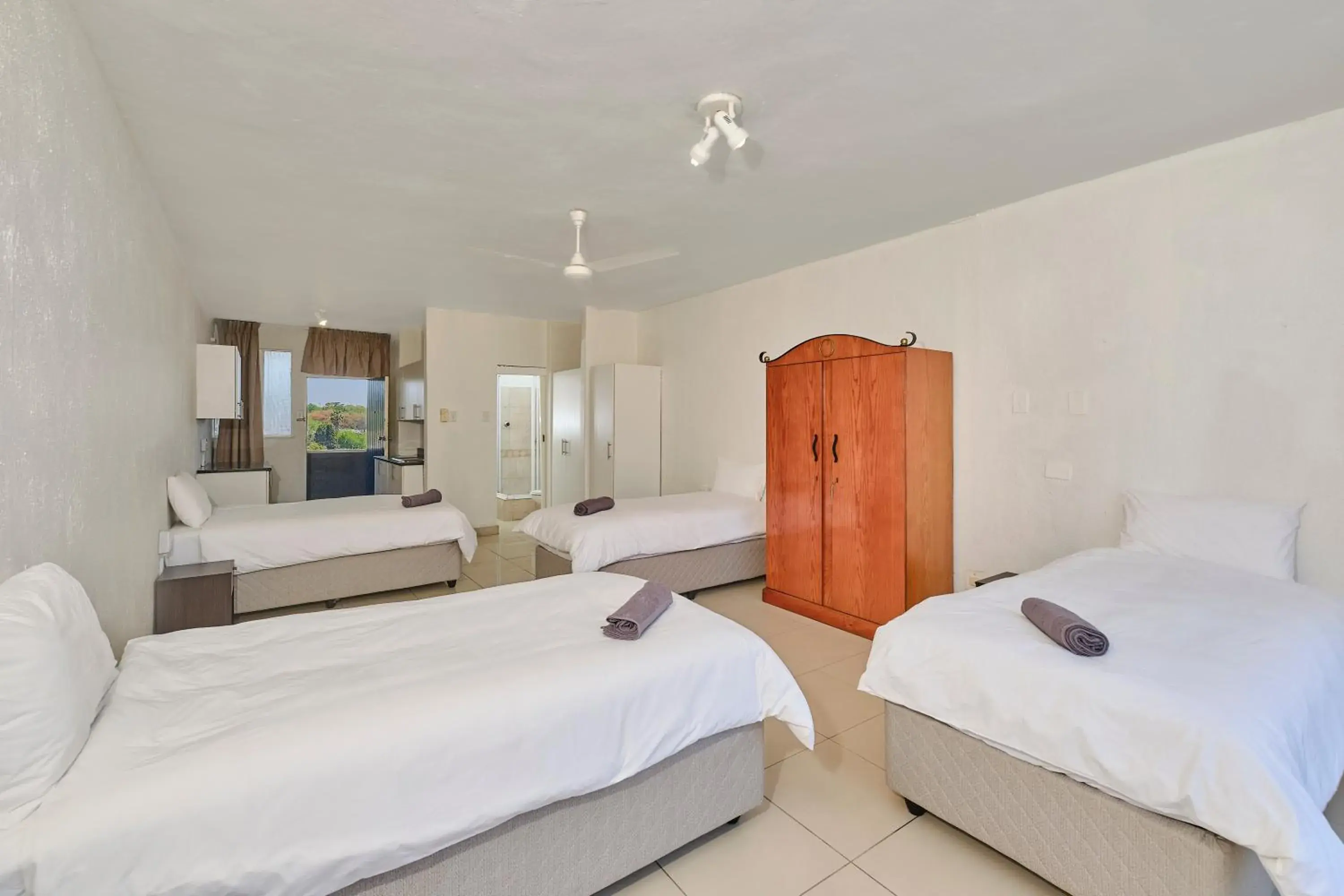 Bed in 4-Bed Male Dormitory Room in Inn & Out Sandton Park Bed in 4-Bed Male Dormitory Room in Inn & Out Sandton Park
