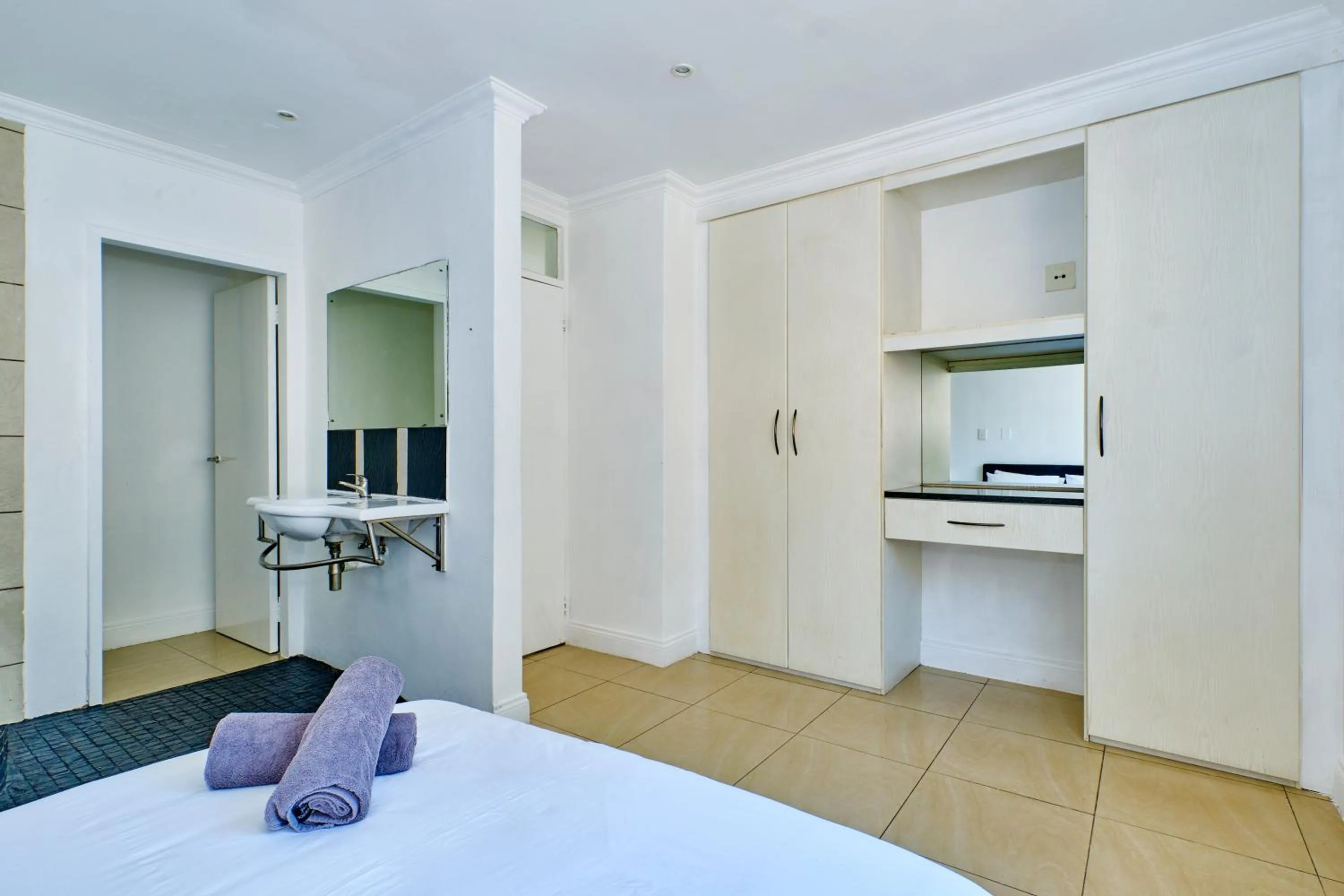 Bedroom, Bed in Inn & Out Sandton Park