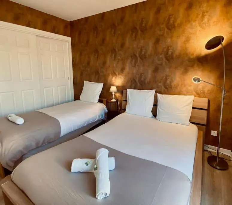 ''Georgio'' Grand appartement traversant avec vue canal et parking
