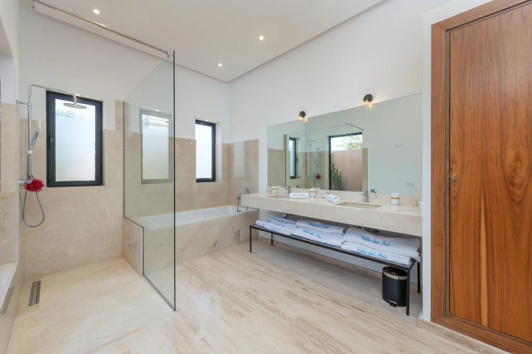 Bathroom in Les Iris - Peaceful villa with heated private pool & hammam