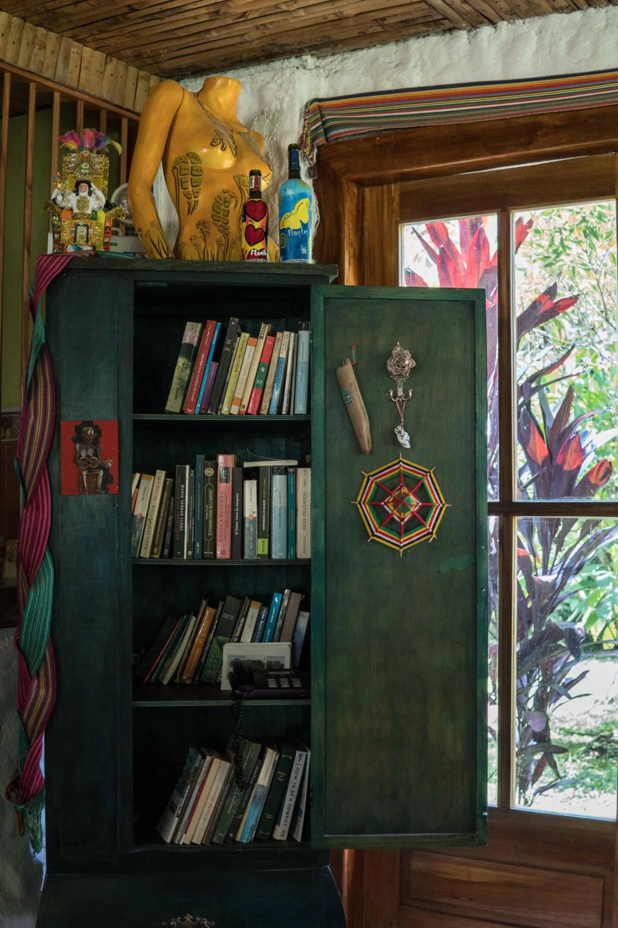 Library in Hotel El Abrazo del Arbol