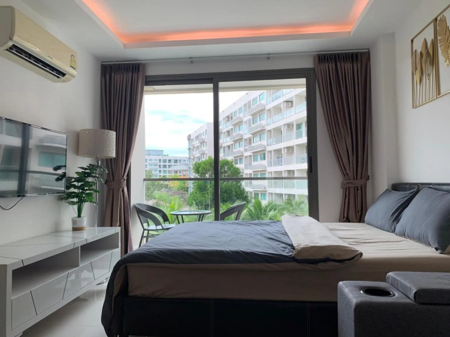 Bed in Laguna beach condo resort 3 maldives pattaya pool view ลากูน่า บีช คอนโด รีสอร์ต 3 พัทยา