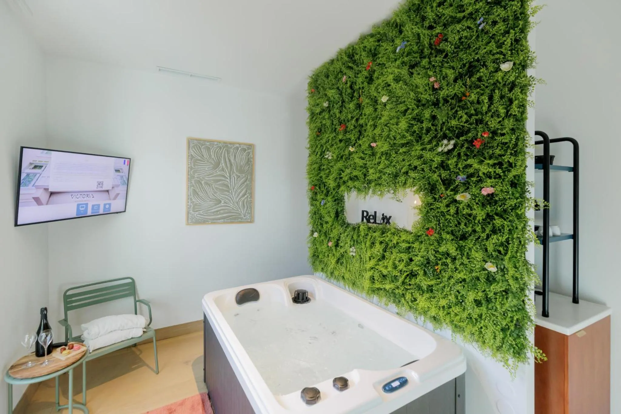 Hot Tub in Urban Style Victoria Boutique Hotel