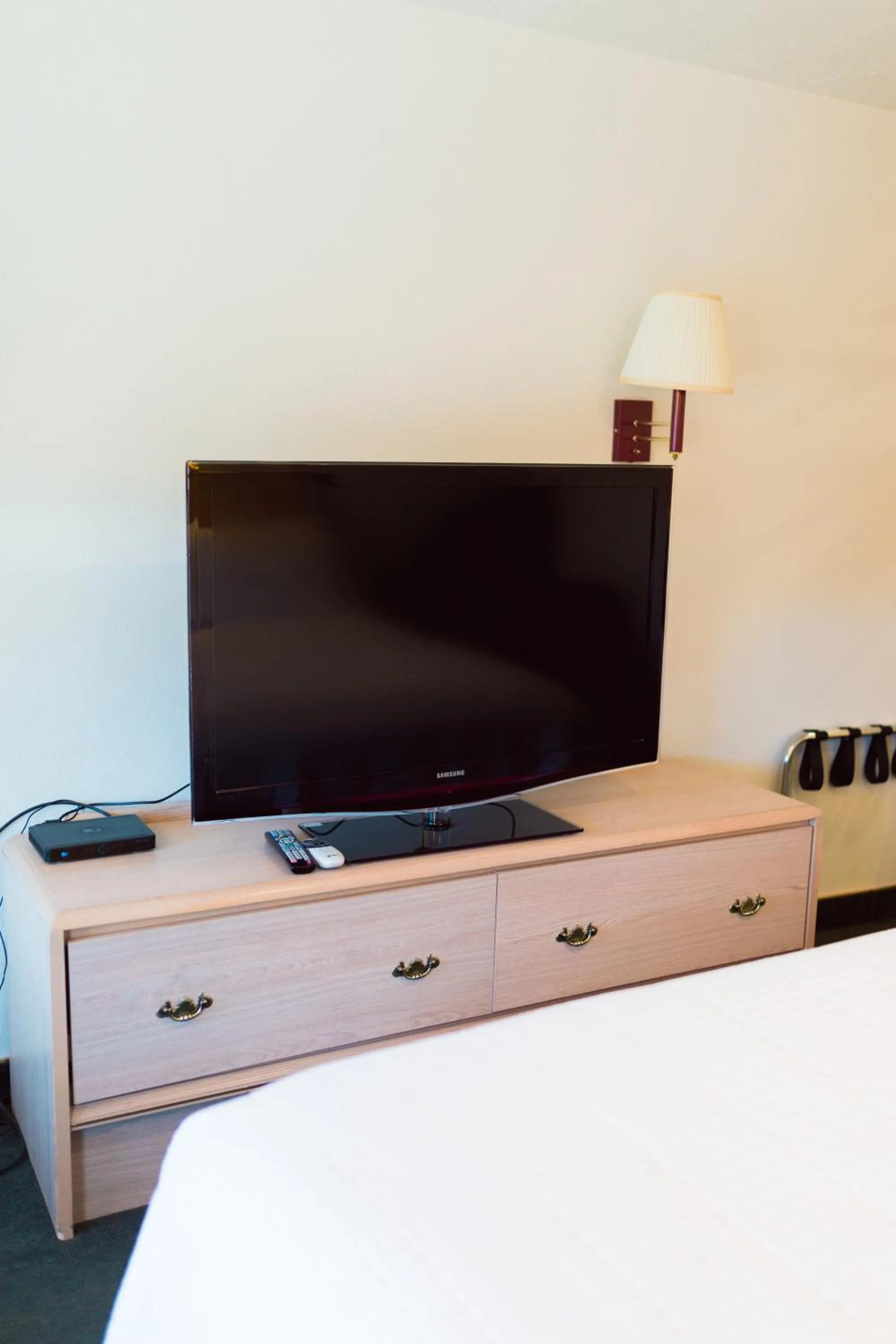 TV and multimedia in Two Sunsets Hotel