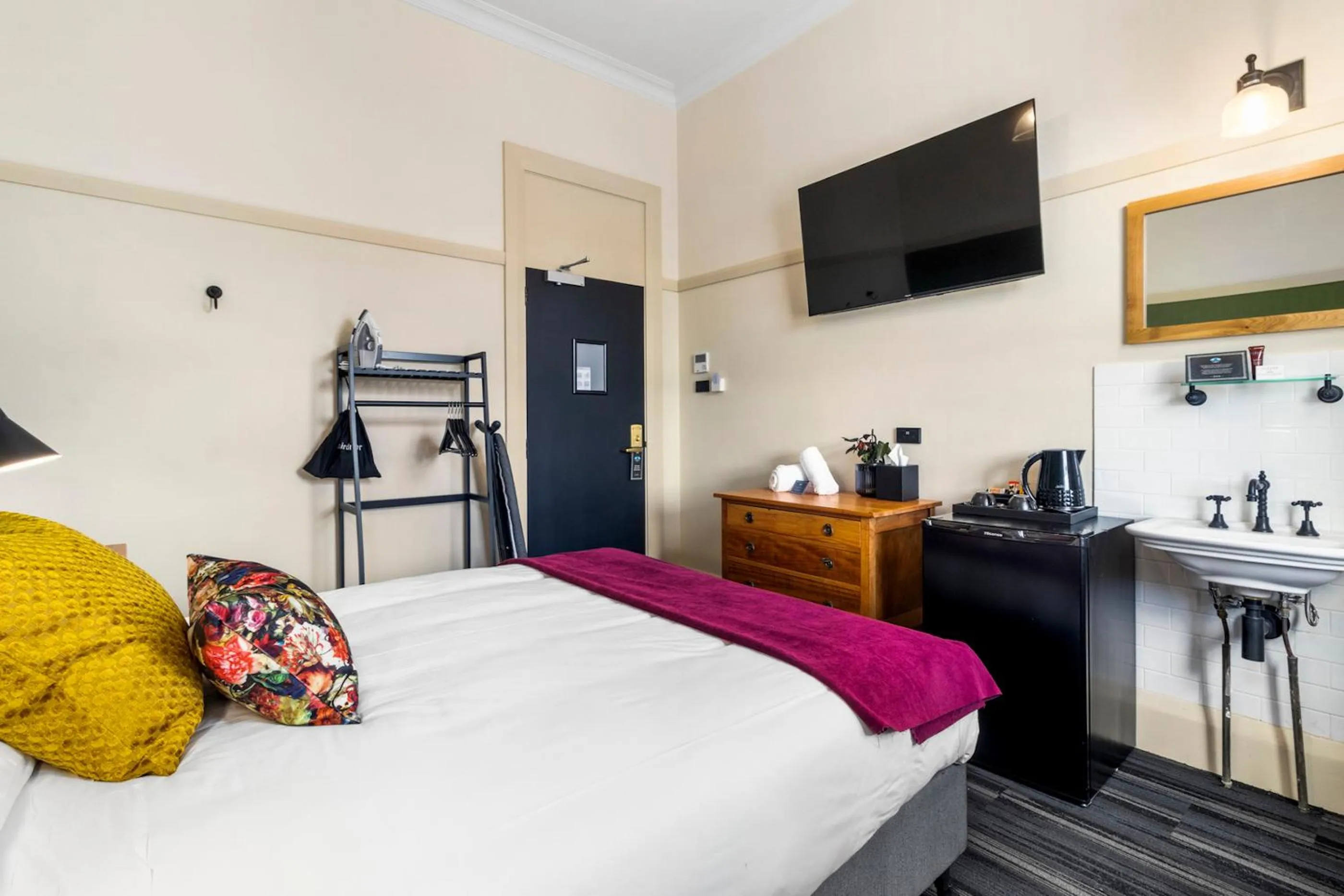 Photo of the whole room, Bed in Hotel Queanbeyan Canberra