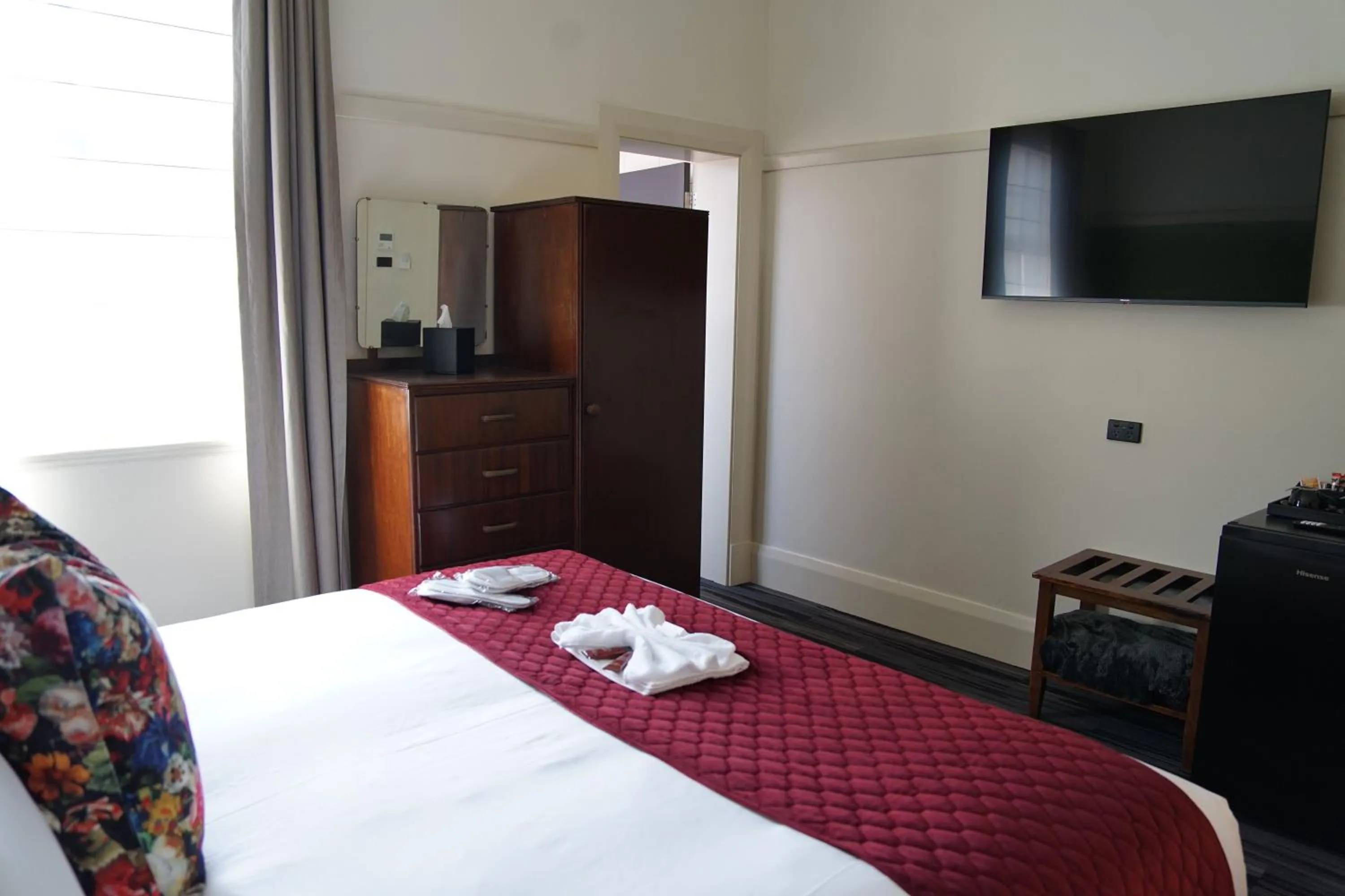 Photo of the whole room, Bed in Hotel Queanbeyan Canberra