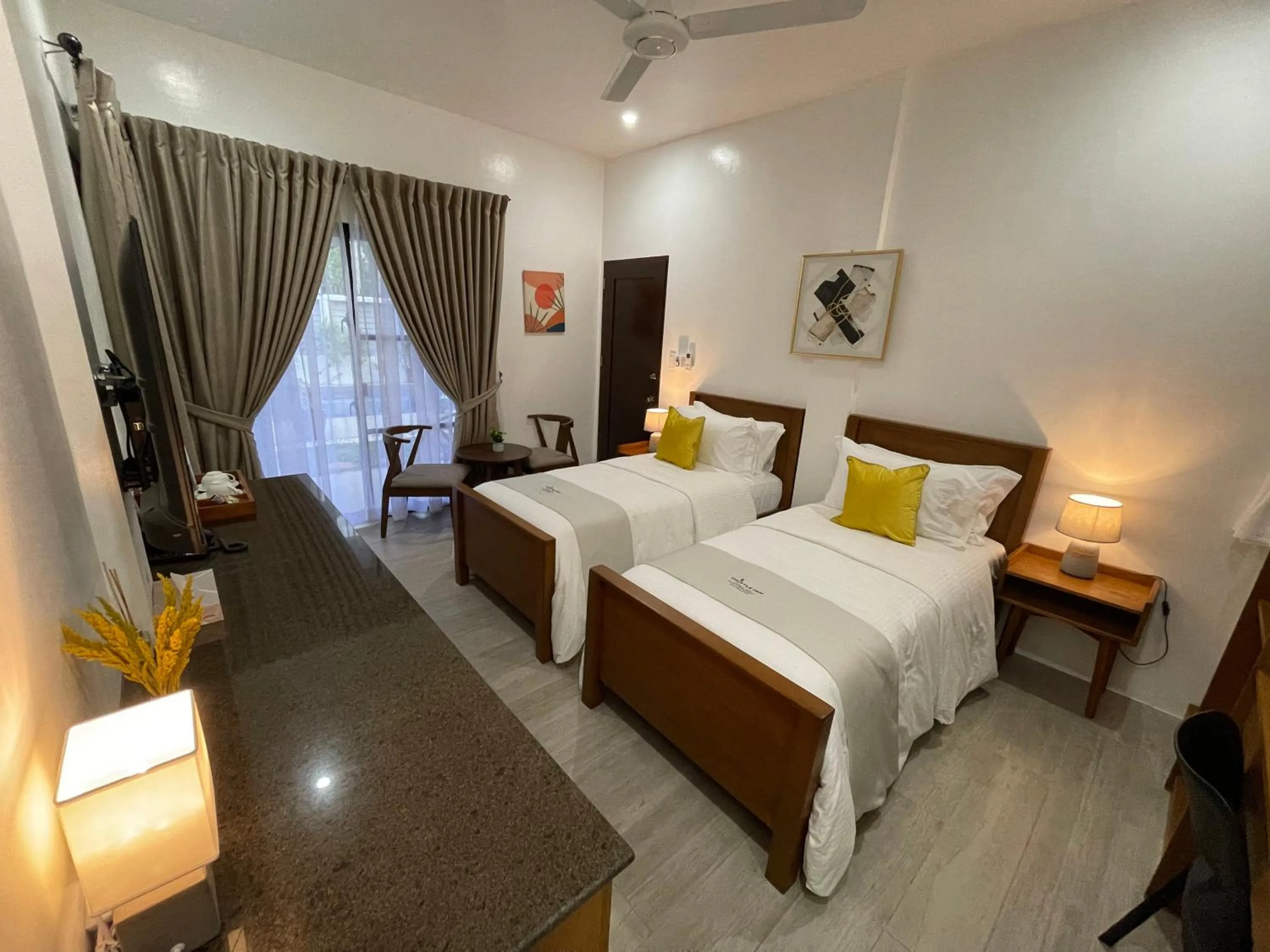 Photo of the whole room, Bed in Thistle Inn