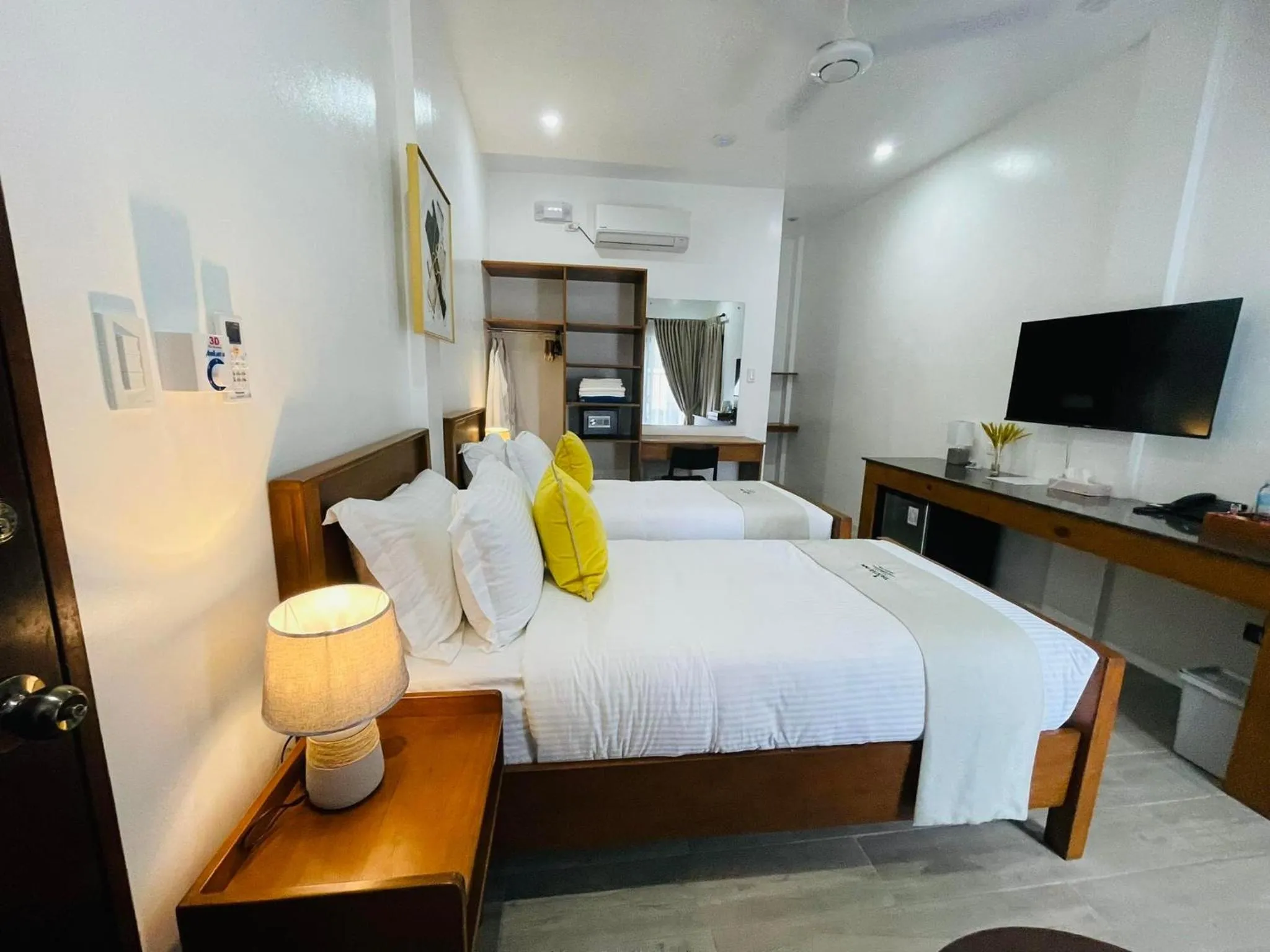 Photo of the whole room, Bed in Thistle Inn