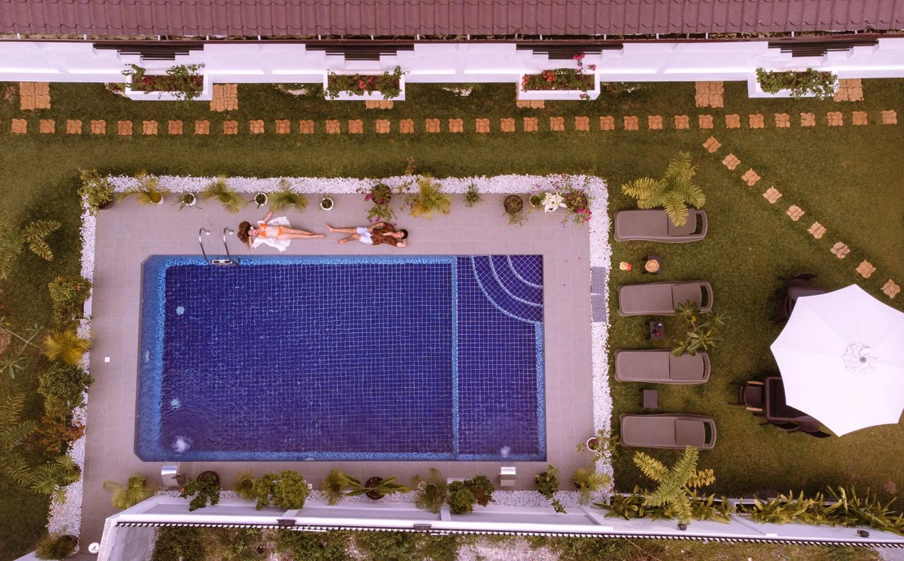 Pool view in Thistle Inn