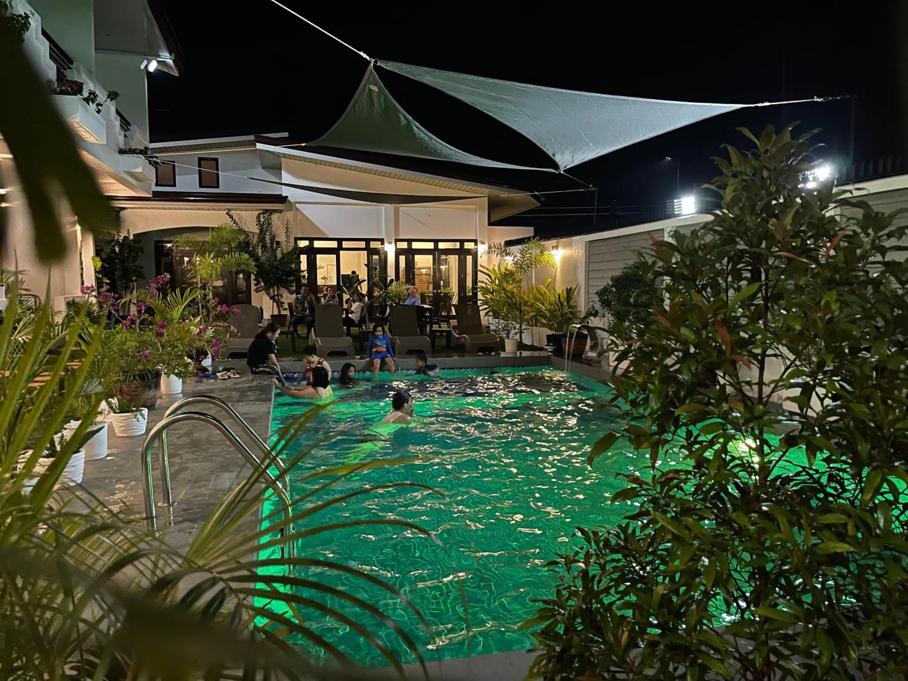 Pool view in Thistle Inn