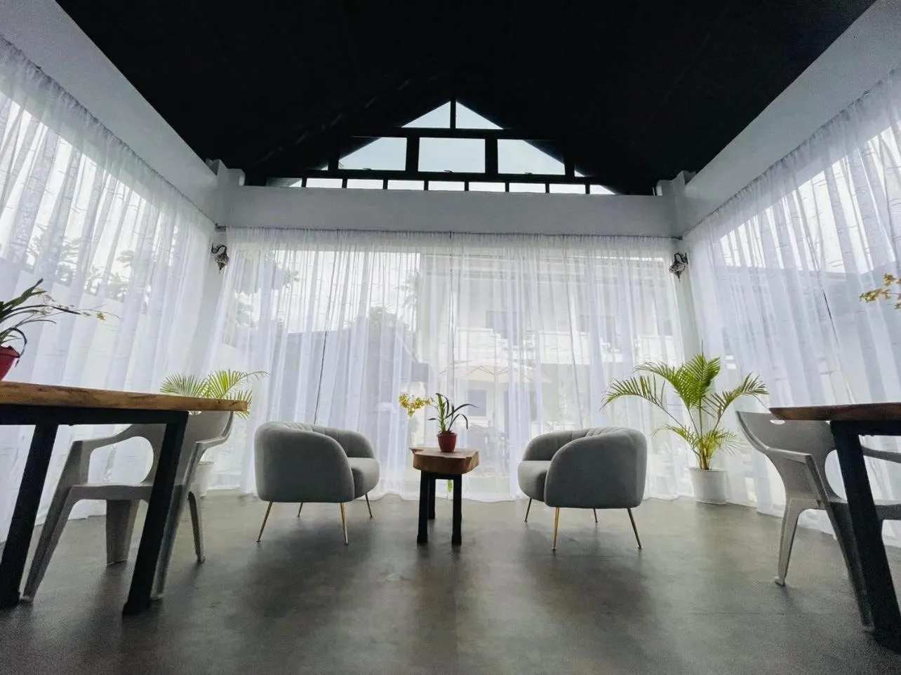 Lounge or bar in Thistle Inn