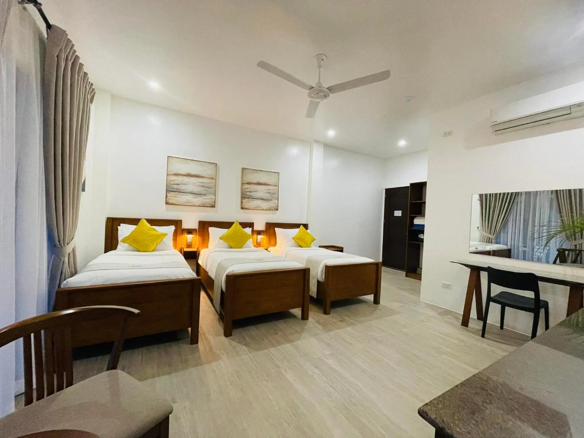 Photo of the whole room, Bed in Thistle Inn