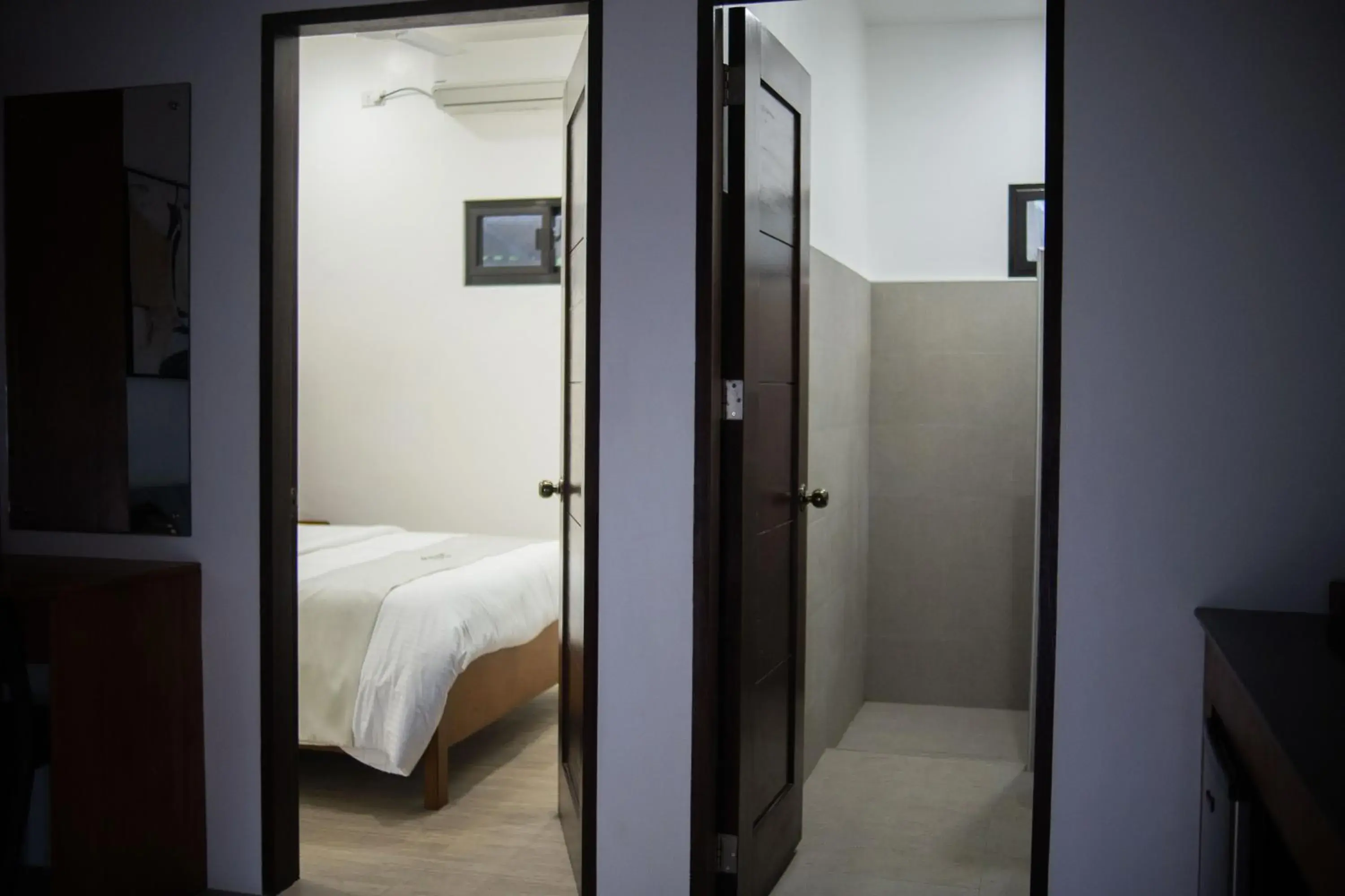 Bathroom, Bed in Thistle Inn Bathroom, Bed in Thistle Inn