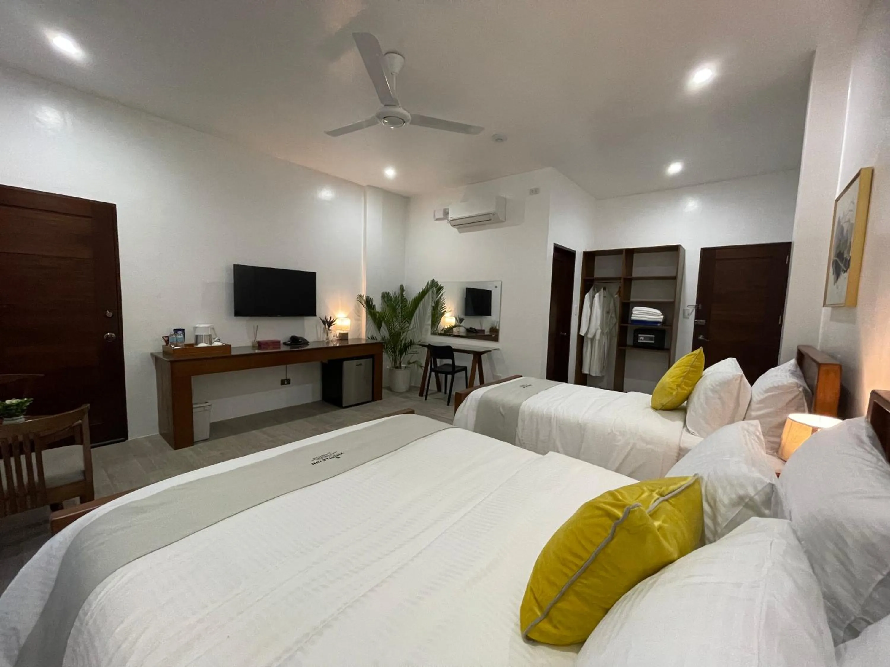 Bedroom, Bed in Thistle Inn