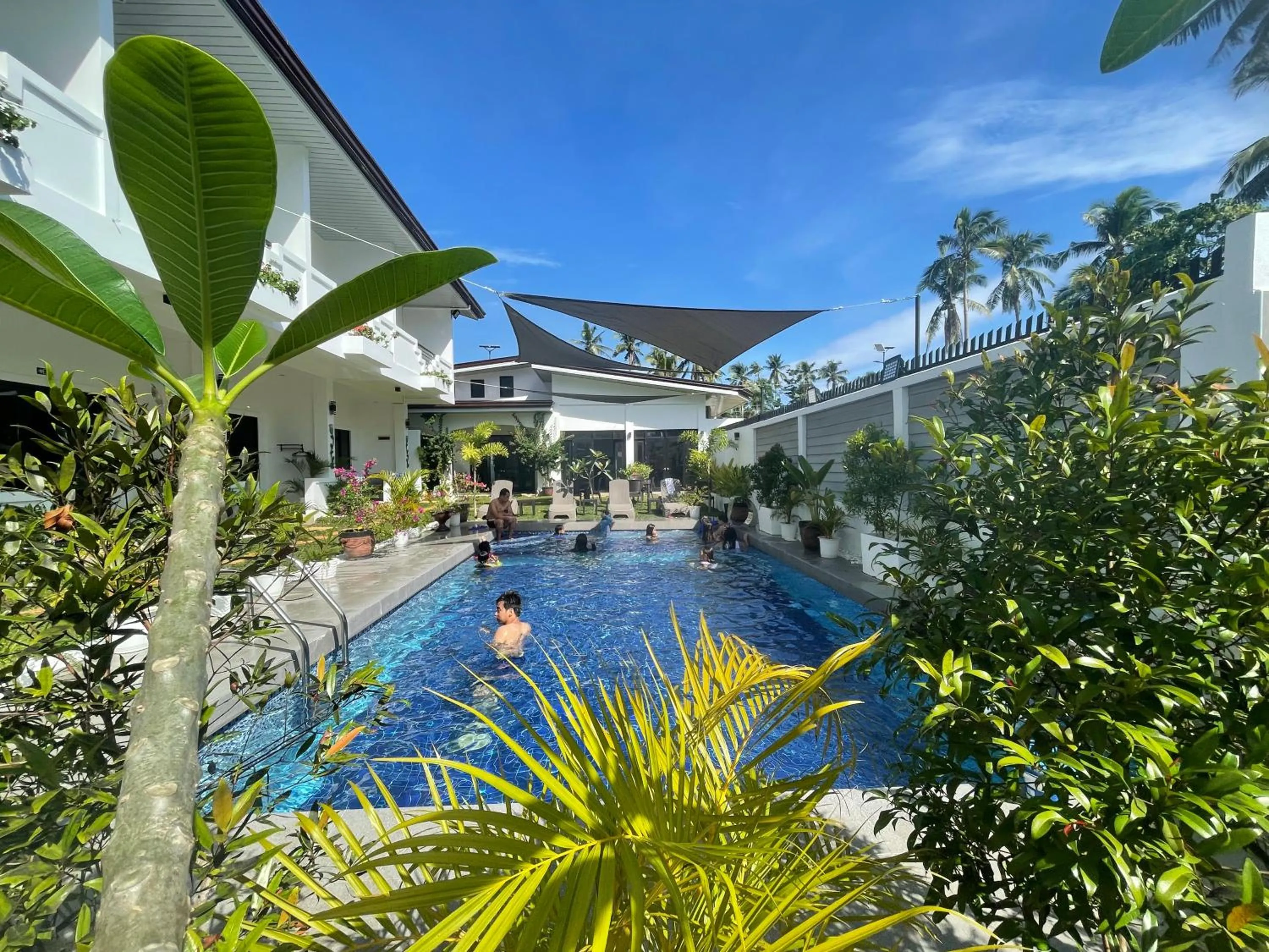 Swimming pool in Thistle Inn