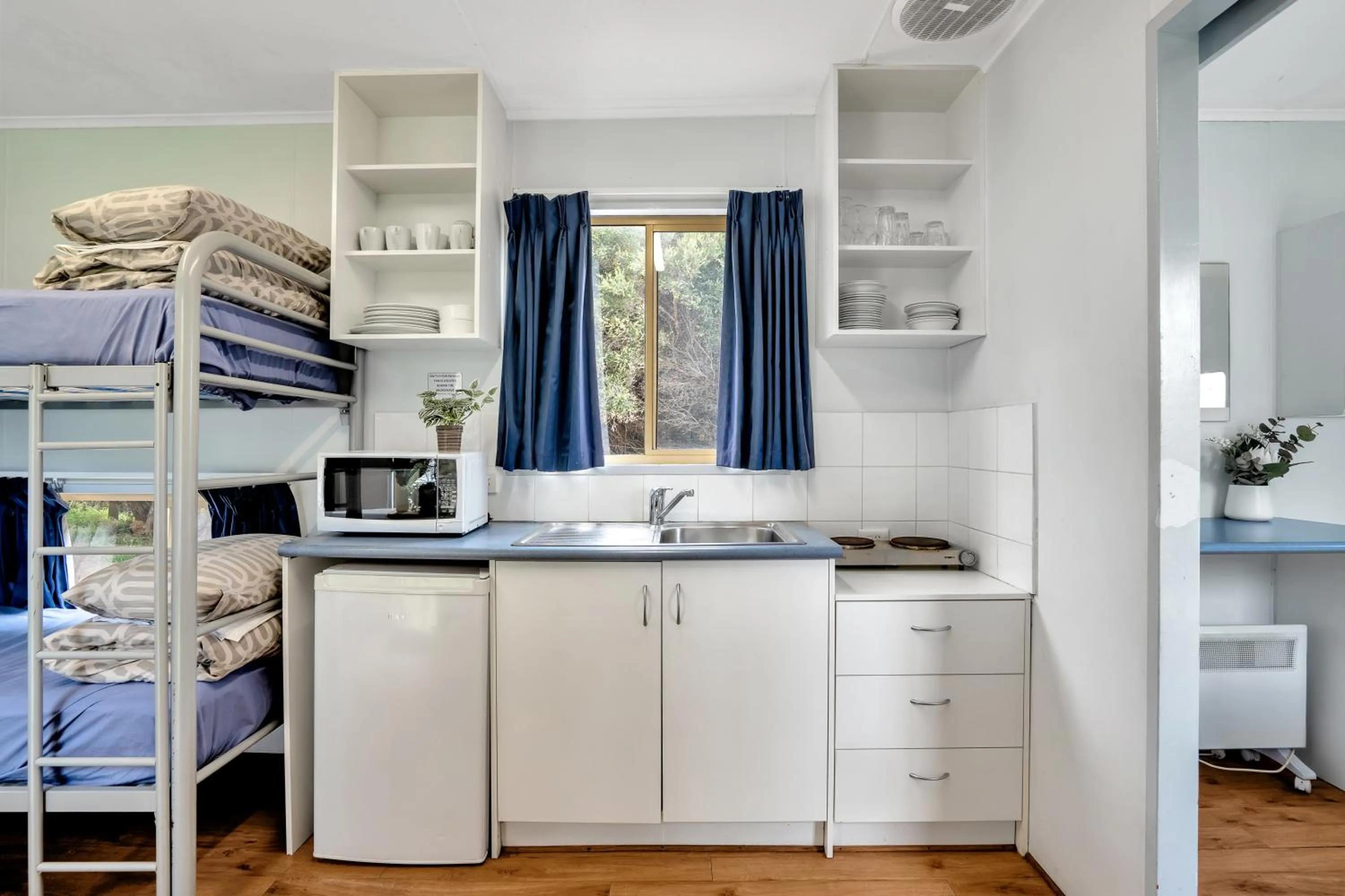 Kitchen or kitchenette, Bed in Tasman Holiday Parks - Yallingup Beach