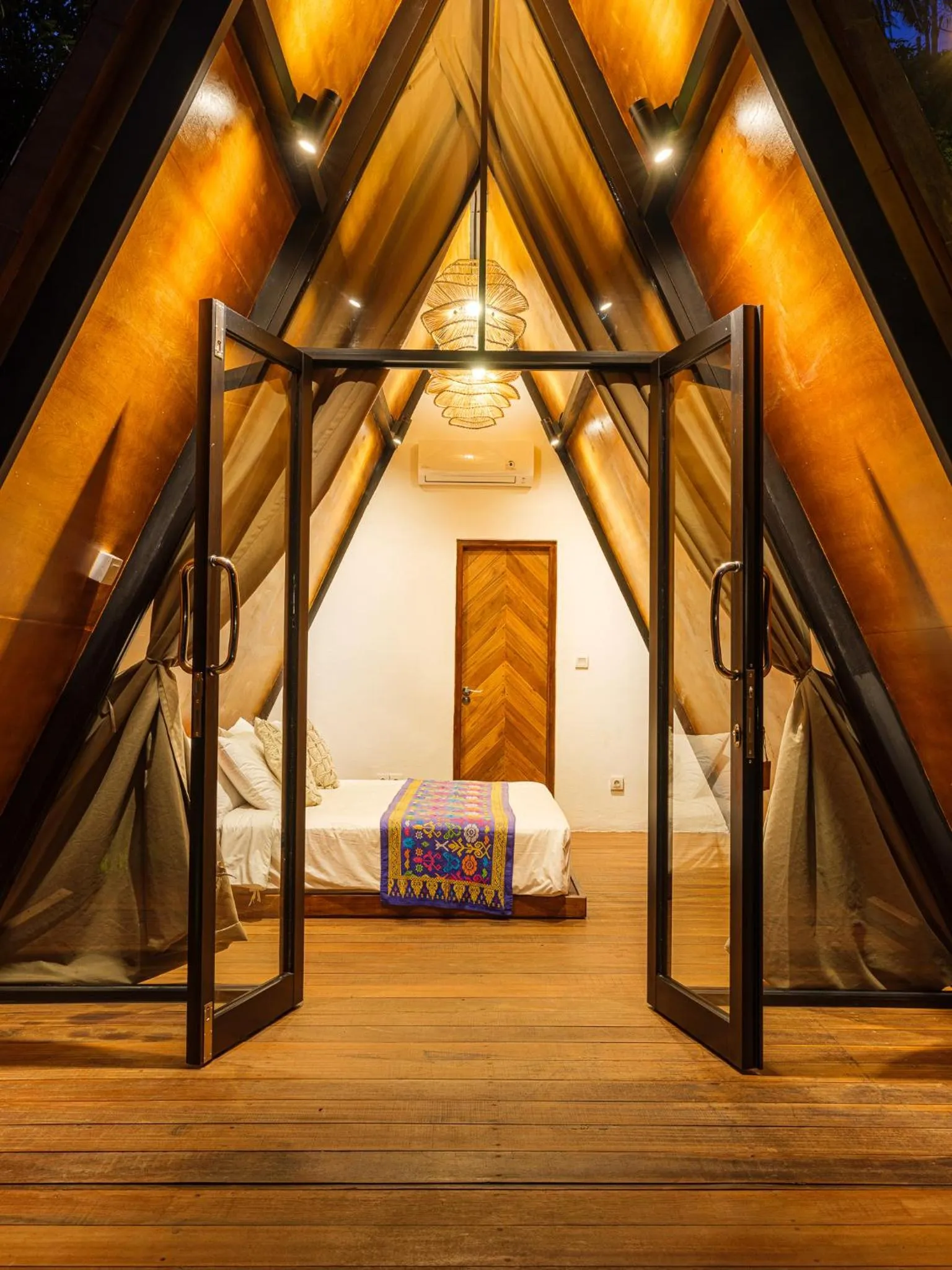 Photo of the whole room, Bed in Natya River Sidemen