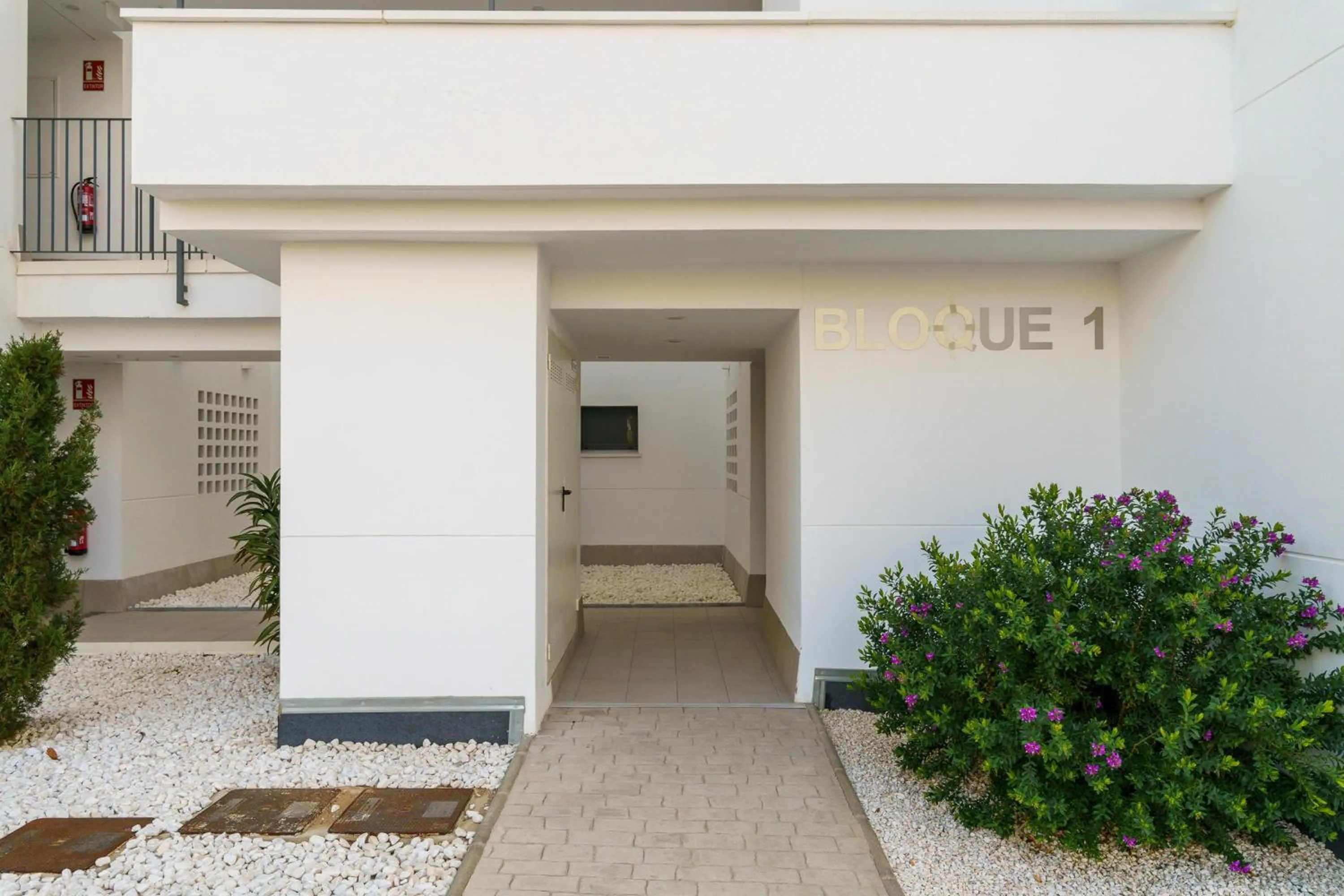 Area and facilities in Luxury La Cala With Pool - Happy Rentals