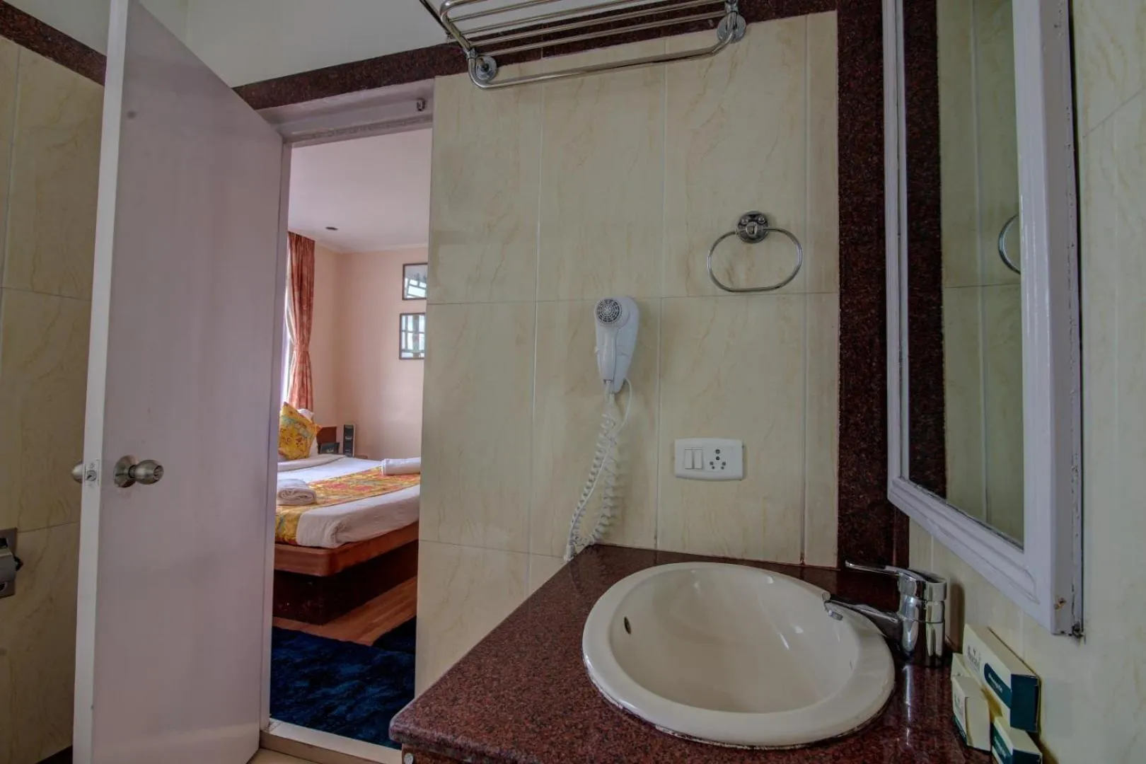 Bathroom, Bed in Muscatel Spring Burn - 100 Mts from Mall Road