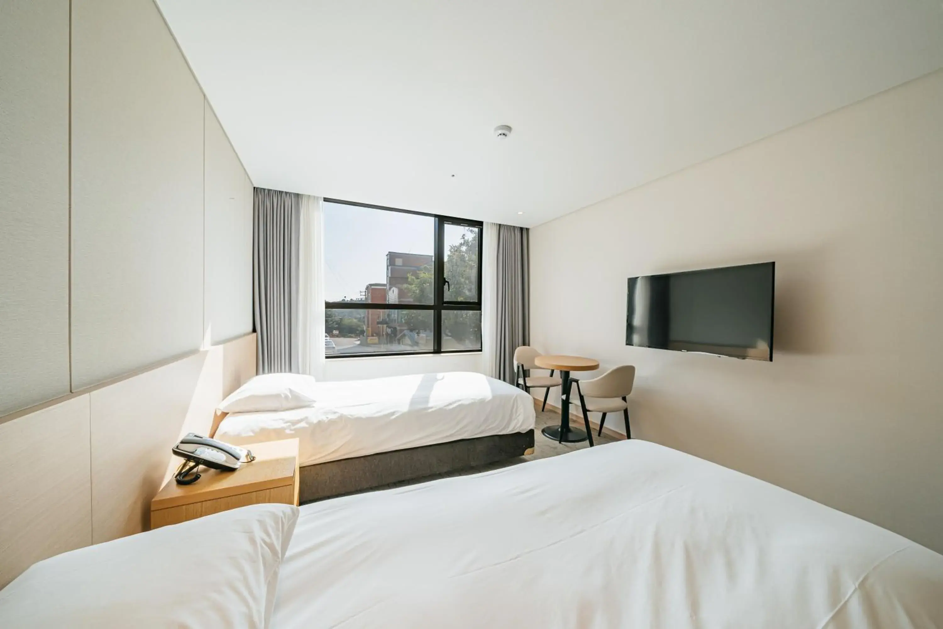 TV and multimedia, Bed in Hotel Zinc TV and multimedia, Bed in Hotel Zinc