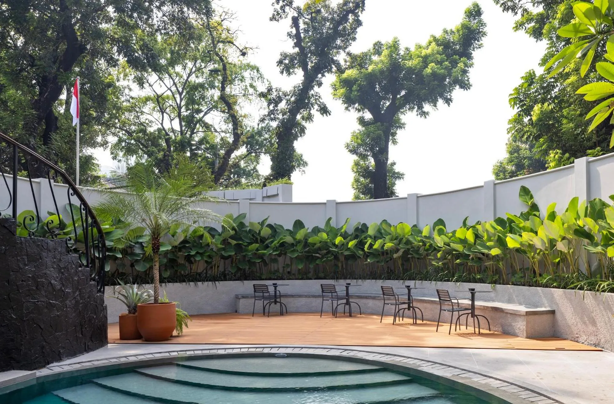 Swimming pool in ARTOTEL Casa Hangtuah