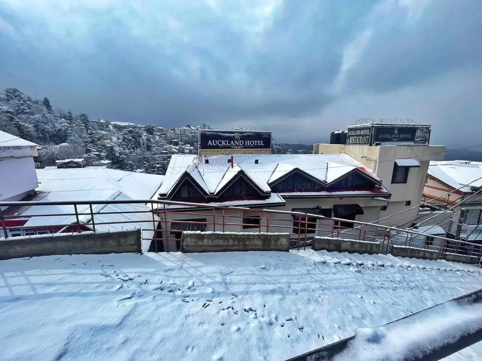 Property building in Auckland Hotel and Restaurant Near Mall Road Property building in Auckland Hotel and Restaurant Near Mall Road