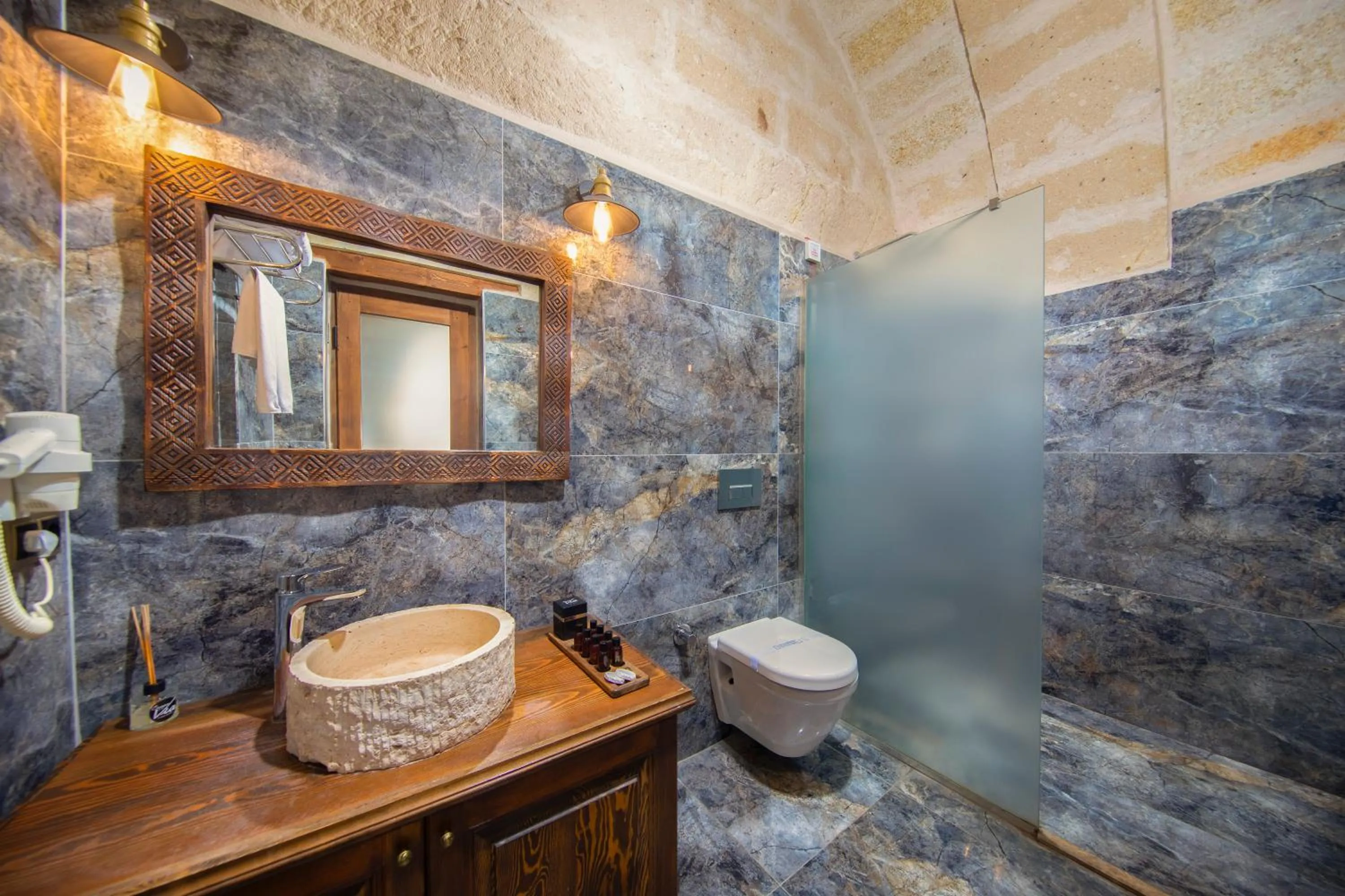 Shower in Cappa Via Cave Hotel