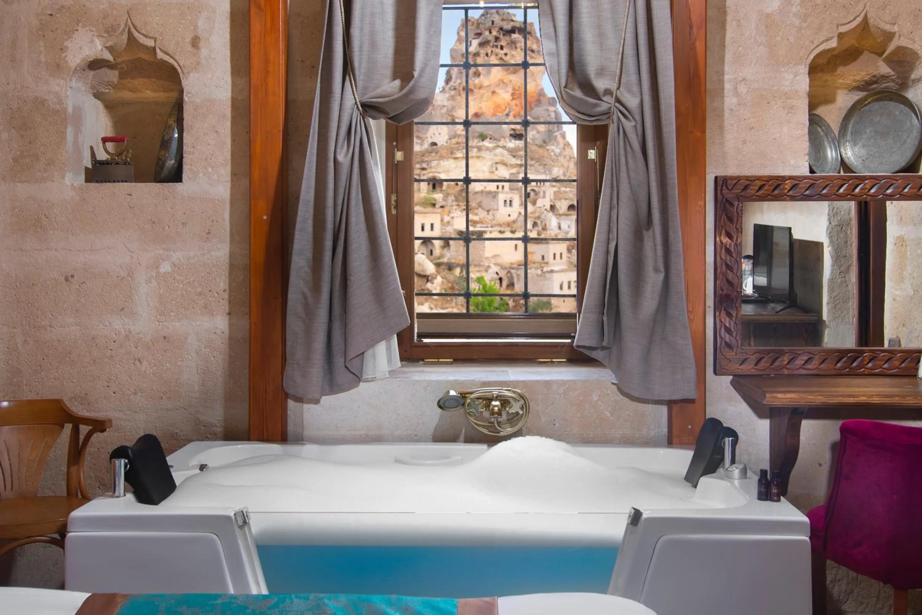 Hot Tub, Bed in Cappa Via Cave Hotel