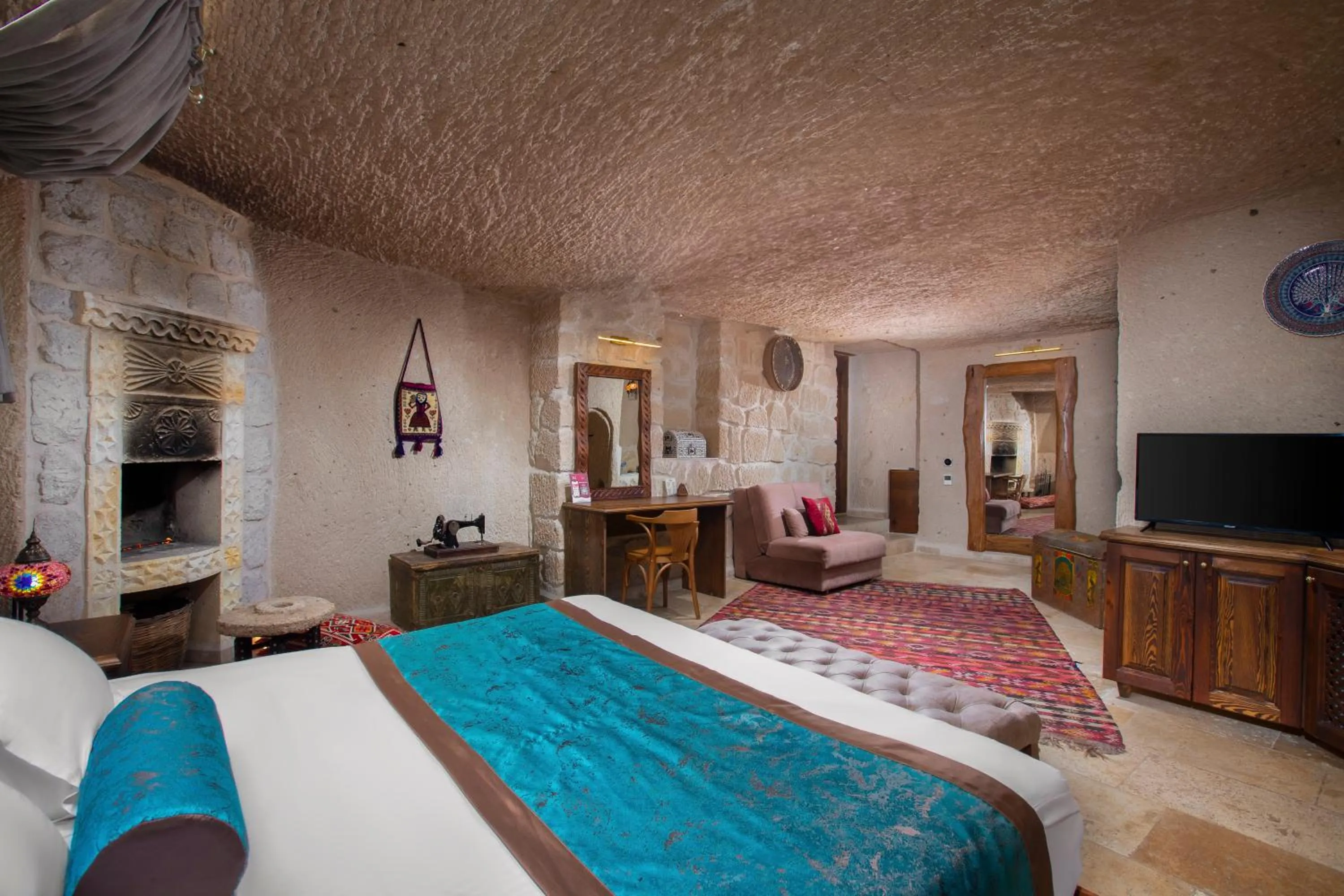 Communal lounge/ TV room, Bed in Cappa Via Cave Hotel