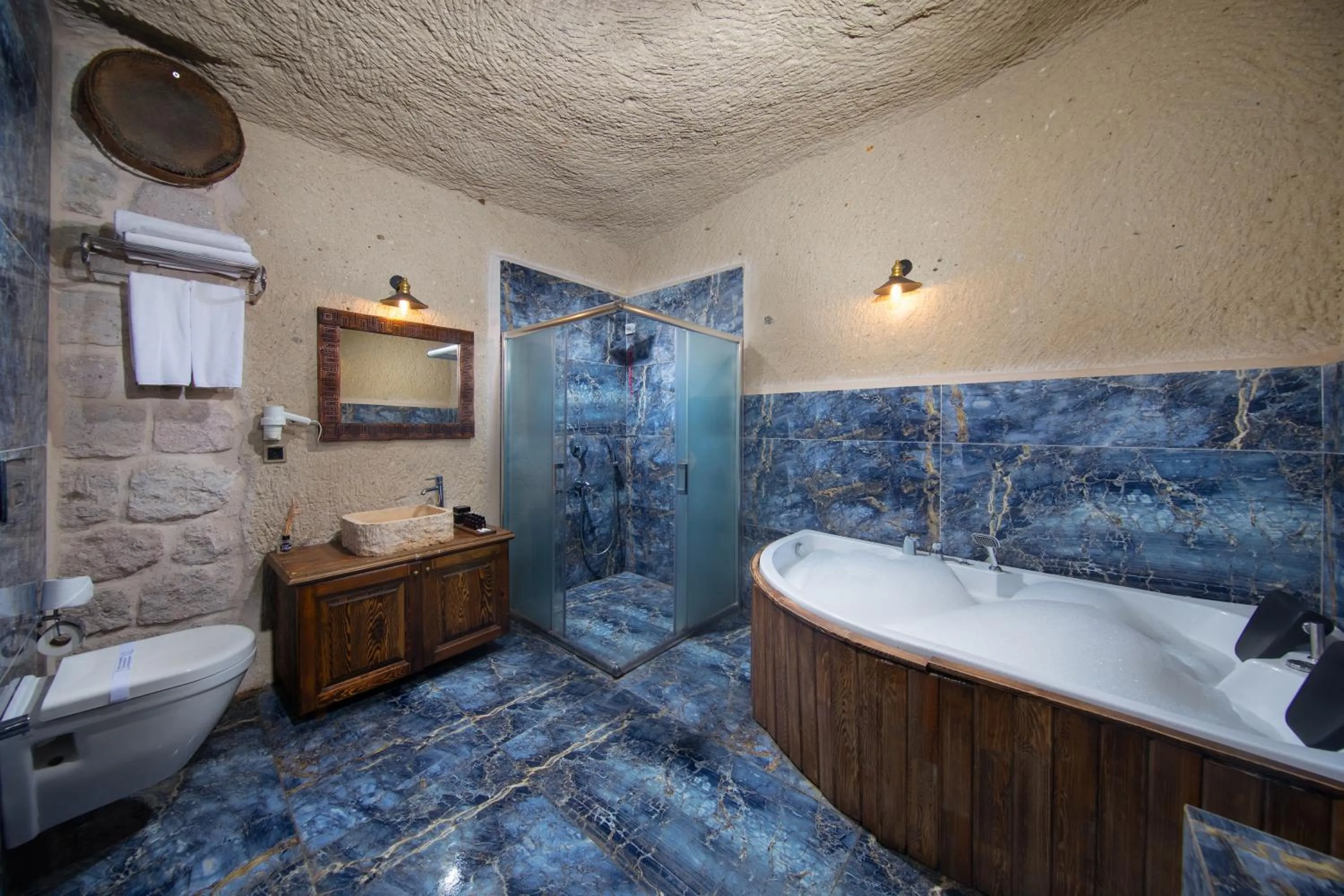 Shower in Cappa Via Cave Hotel