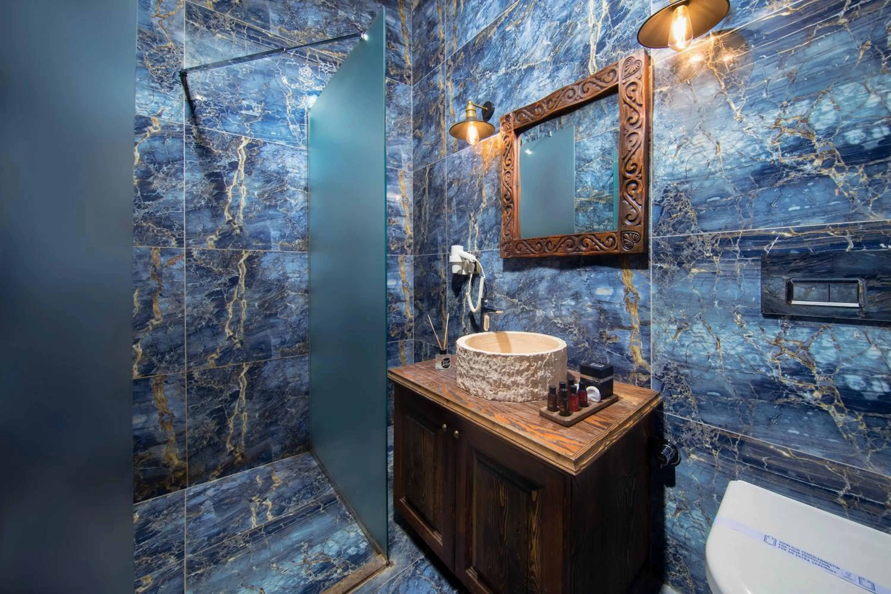 Toilet in Cappa Via Cave Hotel