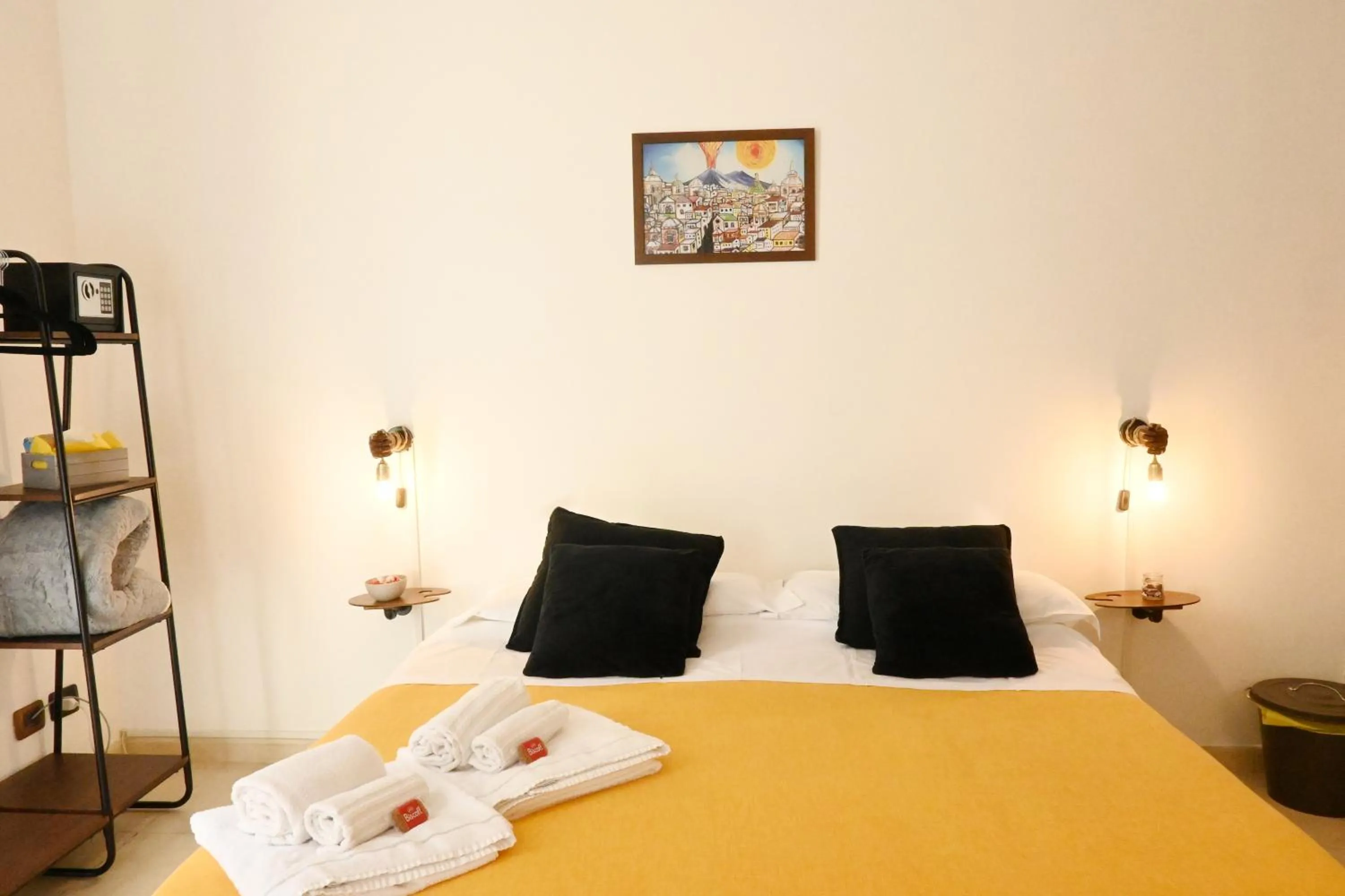 Bed in Napoli Cityscape