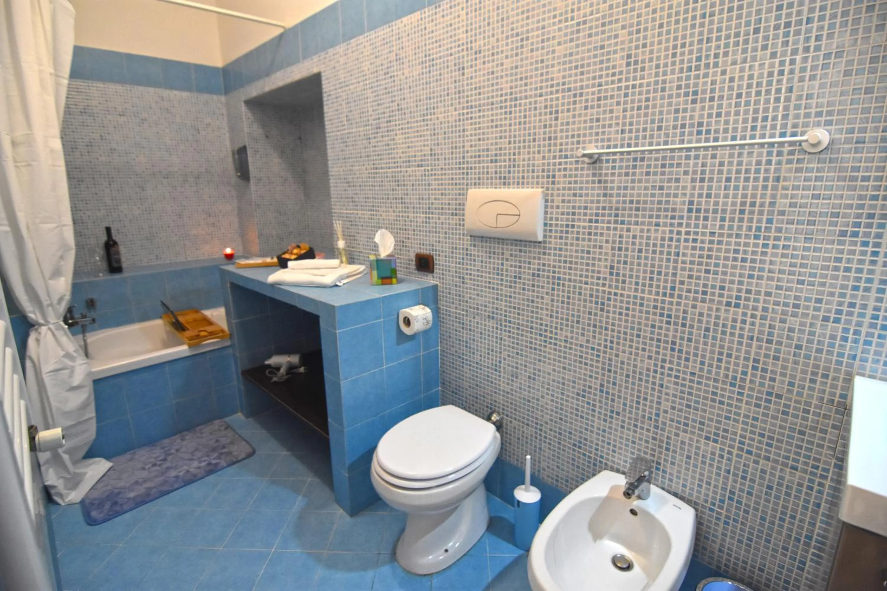 Toilet in Napoli Cityscape