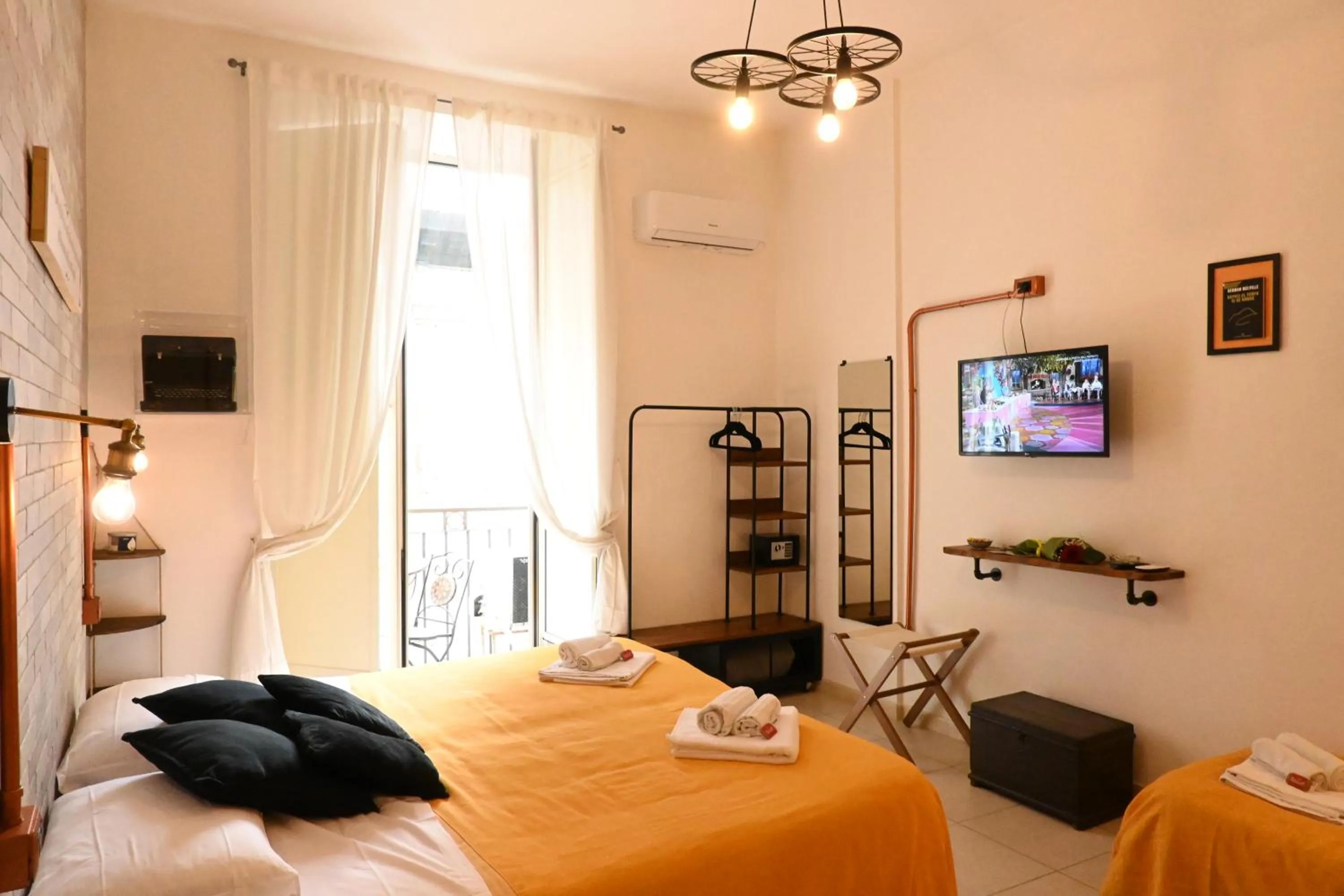 TV and multimedia, Bed in Napoli Cityscape